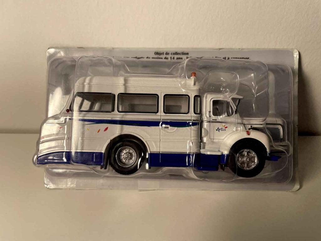 Holownik Berliet TLR 10R "ARTIS" biały i niebieski - Edycja Hachette Collections / producent miniatur: IXO