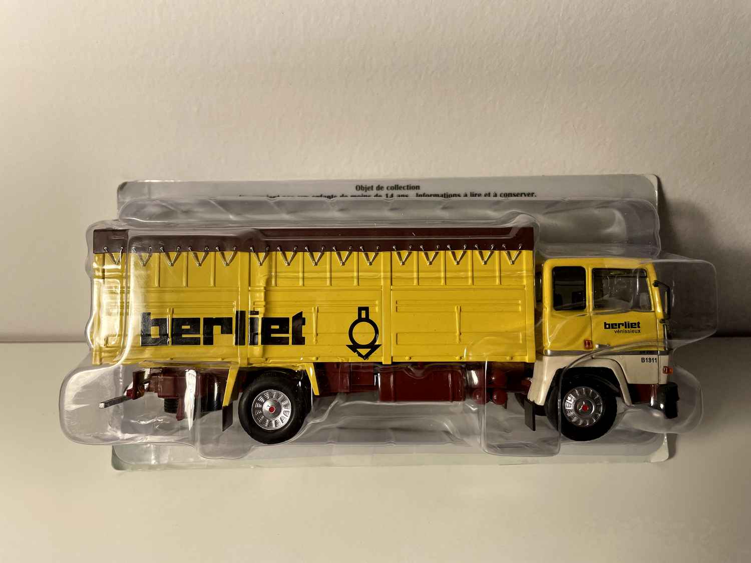 Camion Berliet GR 280 - camion jaune et bâche marron