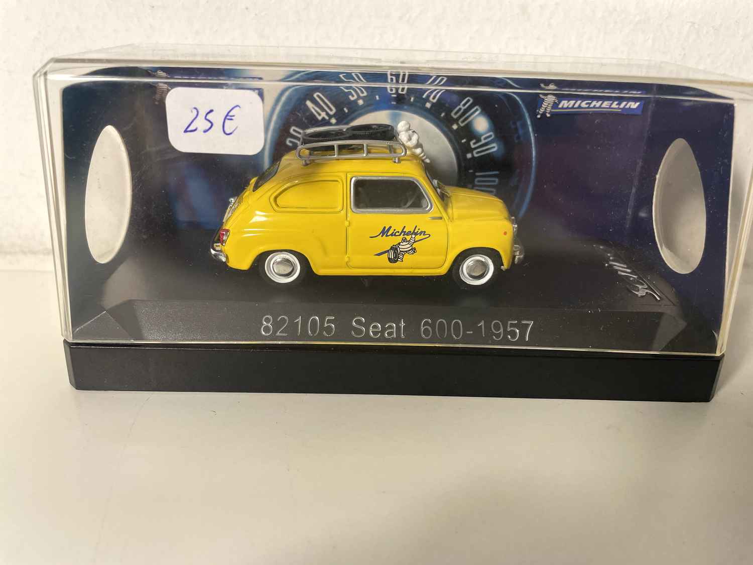 Seat 600 gialla del 1957 MICHELIN (riferimento Solido 82105)