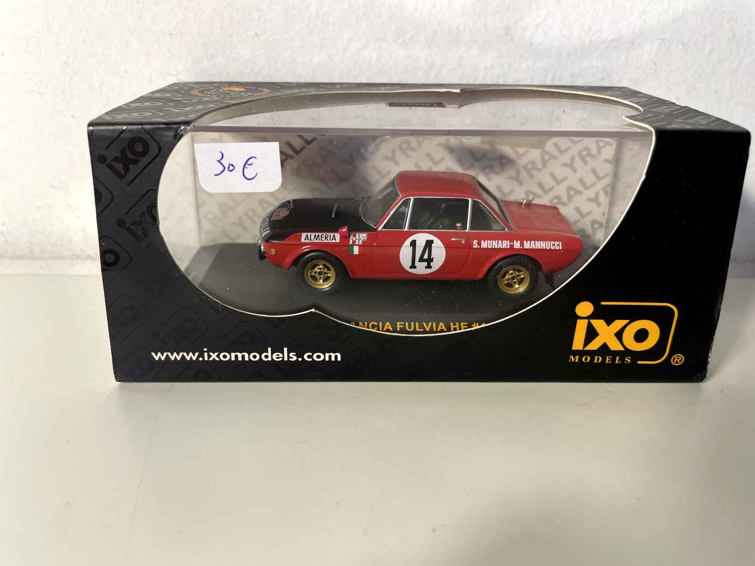 Czerwono-czarna Lancia Fulvia HF numer 14, zwyciężczyni Rajdu Monte Carlo w 1972 roku (kolekcja IXO)