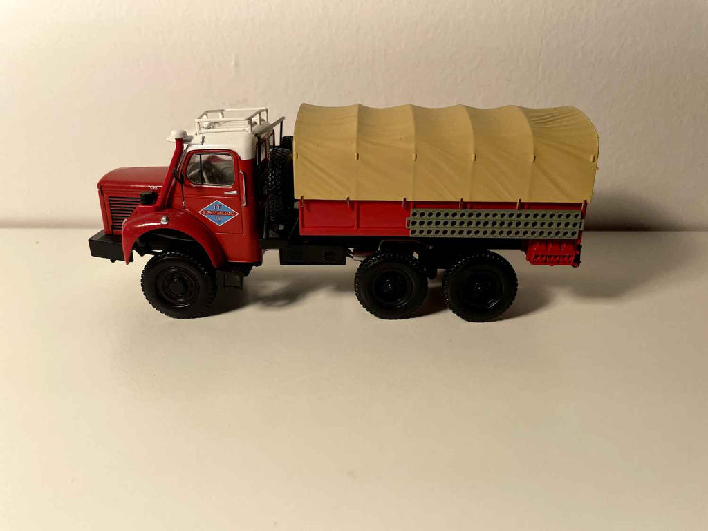Ciężarówka Berliet GBC 8 M 6x6 Gazelle - czerwona ciężarówka z brązowym plandeką