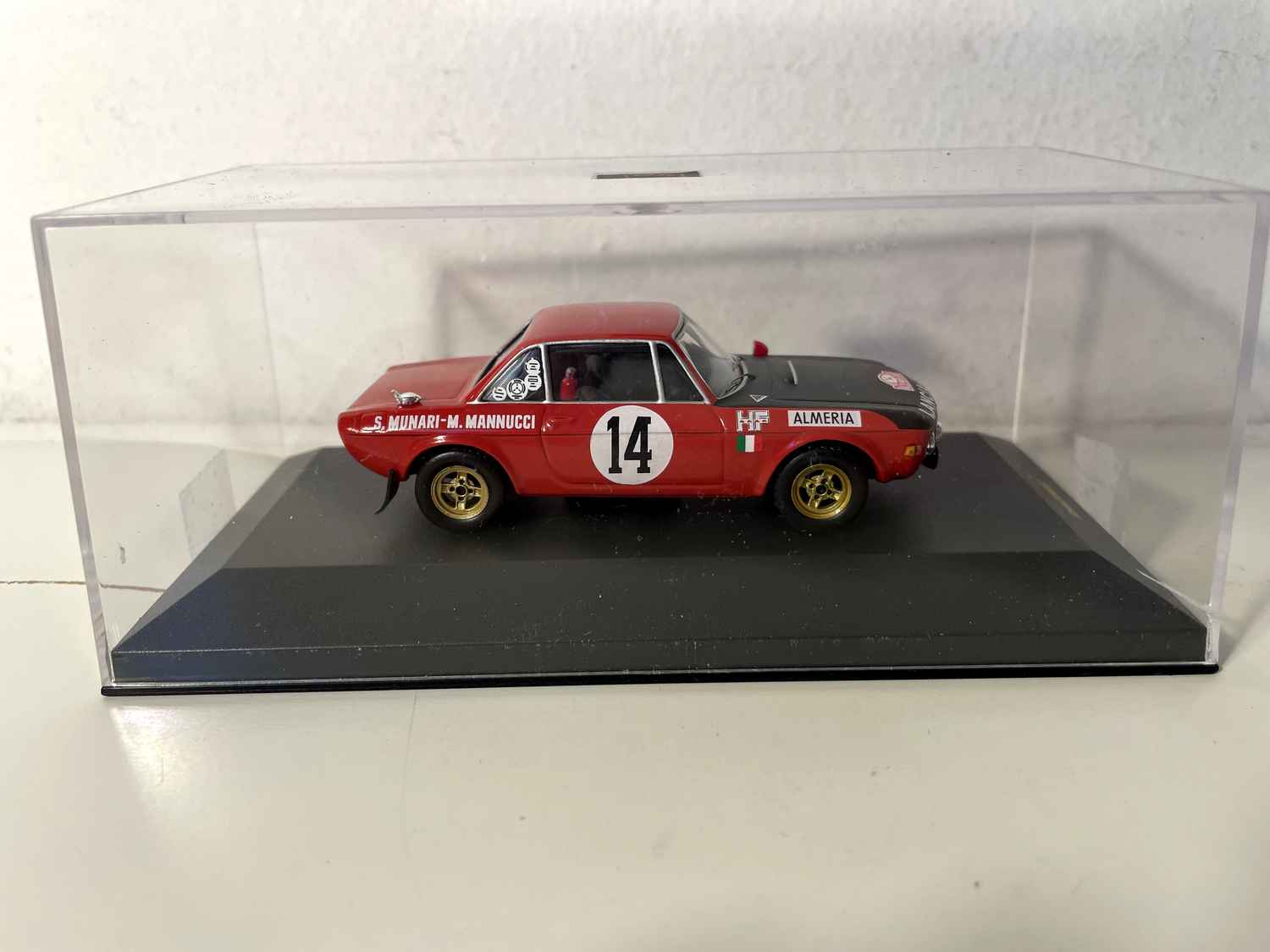 Czerwono-czarna Lancia Fulvia HF numer 14, zwyciężczyni Rajdu Monte Carlo w 1972 roku (kolekcja IXO)