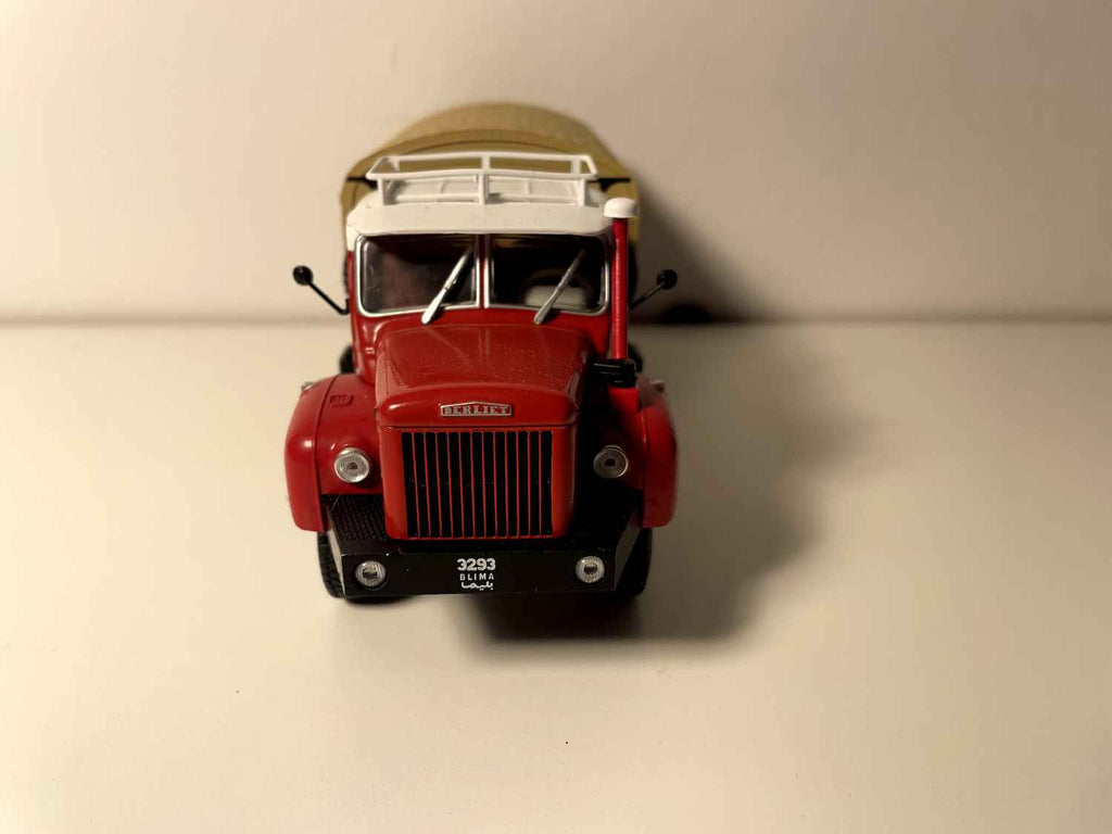 Ciężarówka Berliet GBC 8 M 6x6 Gazelle - czerwona ciężarówka z brązowym plandeką