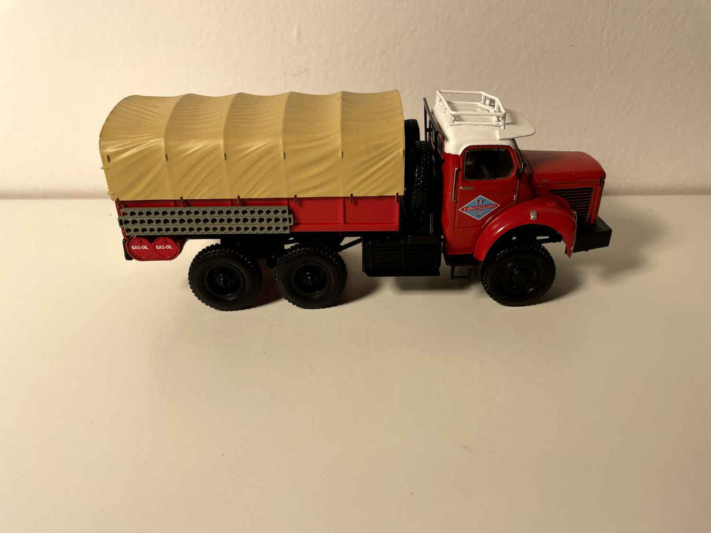 Ciężarówka Berliet GBC 8 M 6x6 Gazelle - czerwona ciężarówka z brązowym plandeką