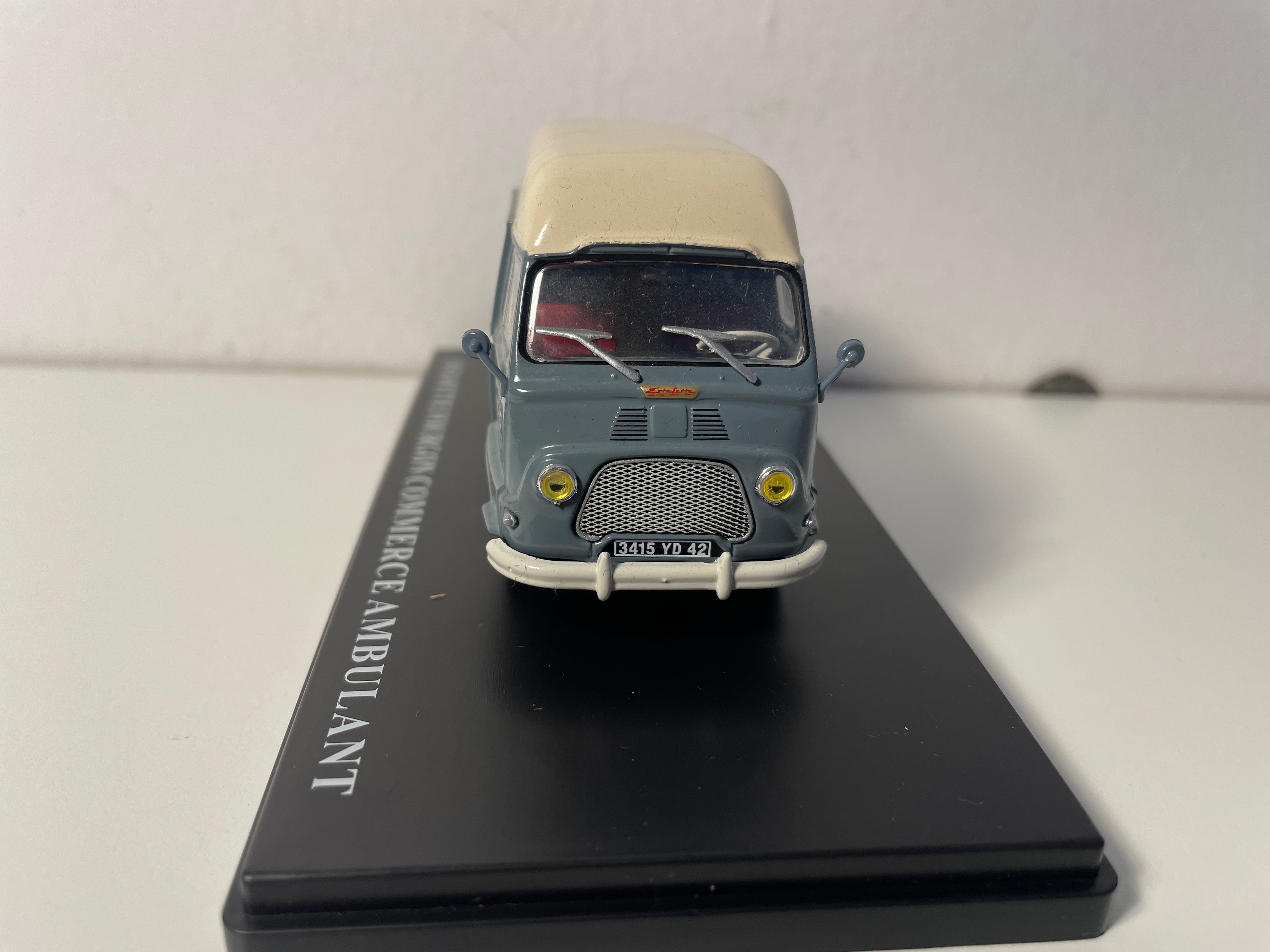 Renault Estafette Grau mit Beigem Dach Mobiler Handel (Grand Bazar Central)