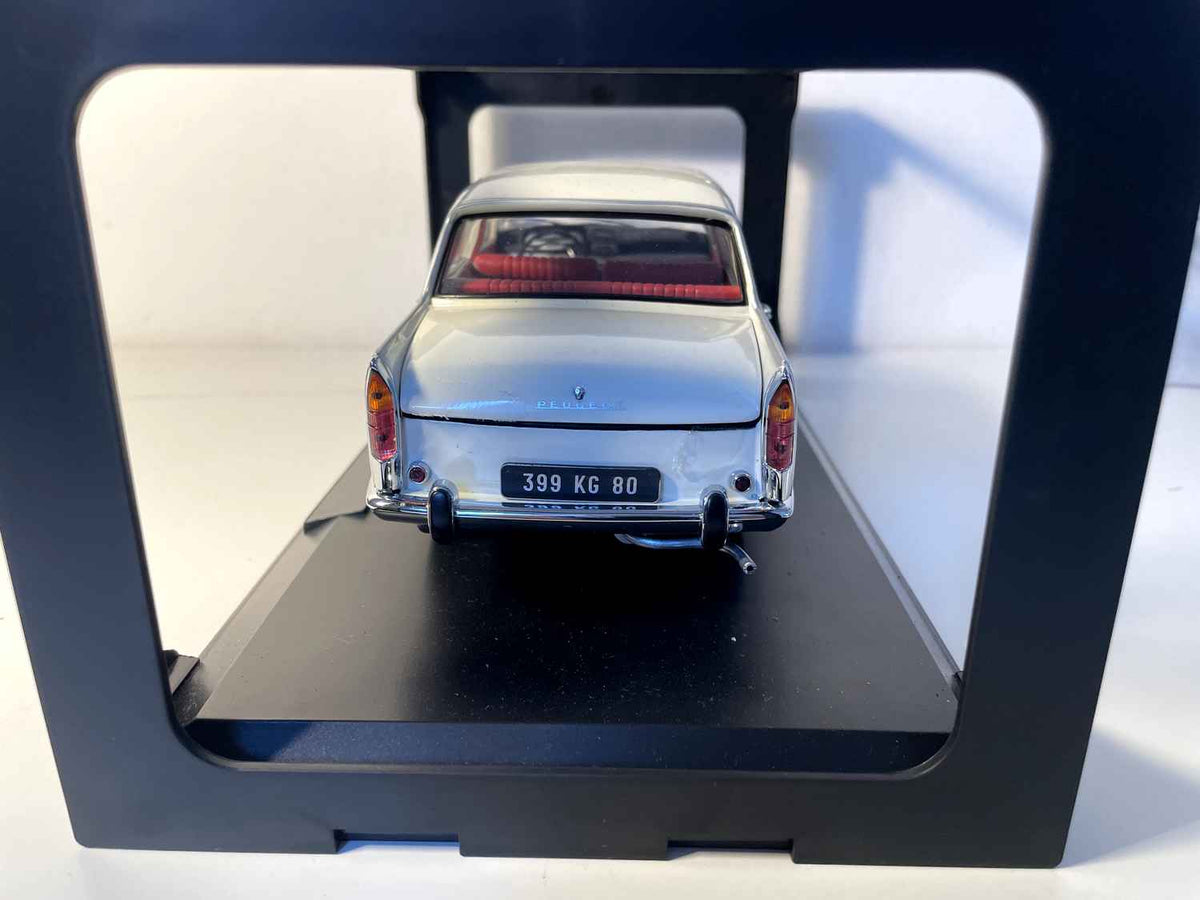 Peugeot 404 off-white (escala 1/18) - Norev