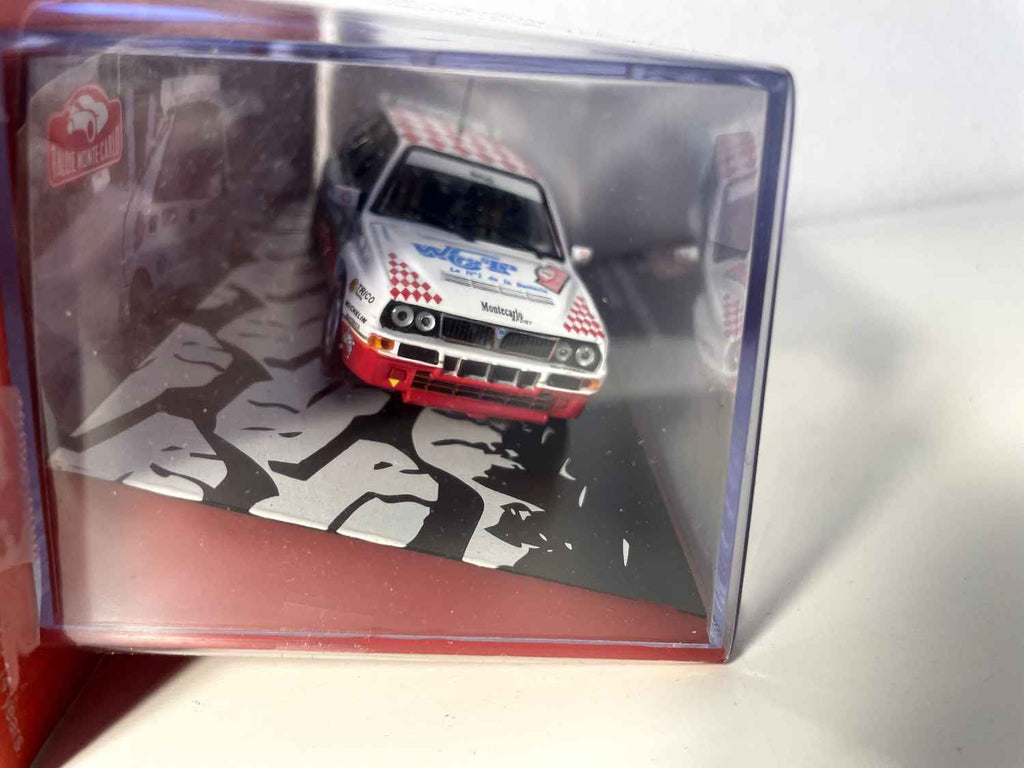 Lancia Delta HF Intégrale blanche et rouge numéro 16 - rallye de Monté-Carlo de 1993