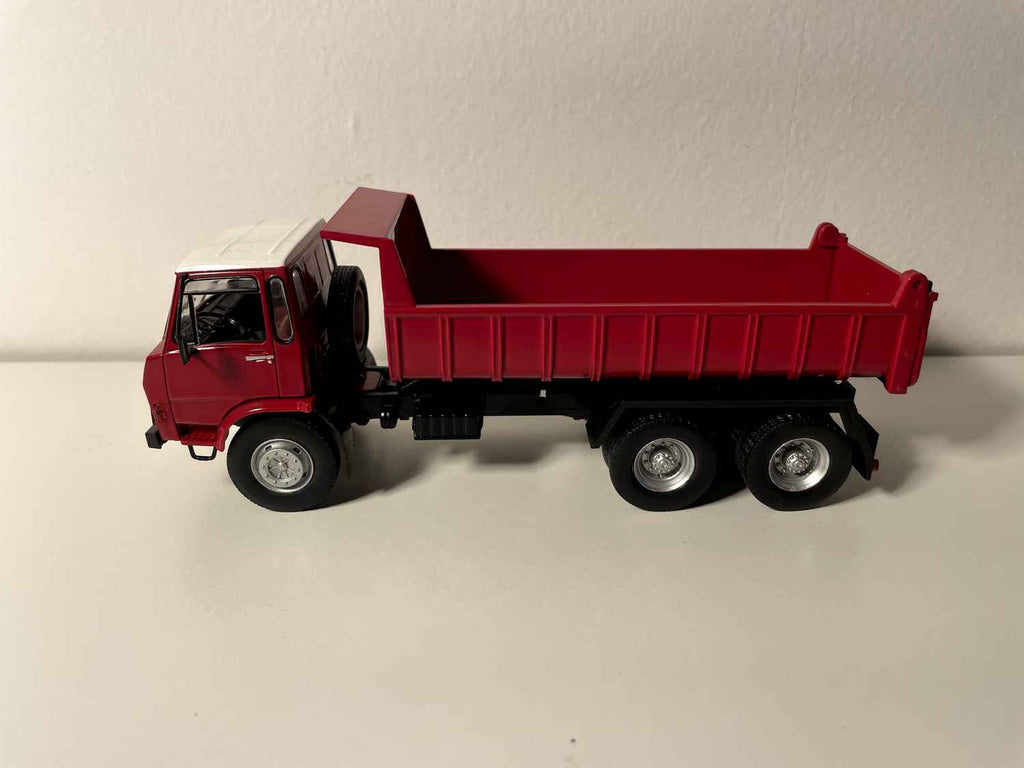 Czerwony camion benne Berliet GRH 230 6x4