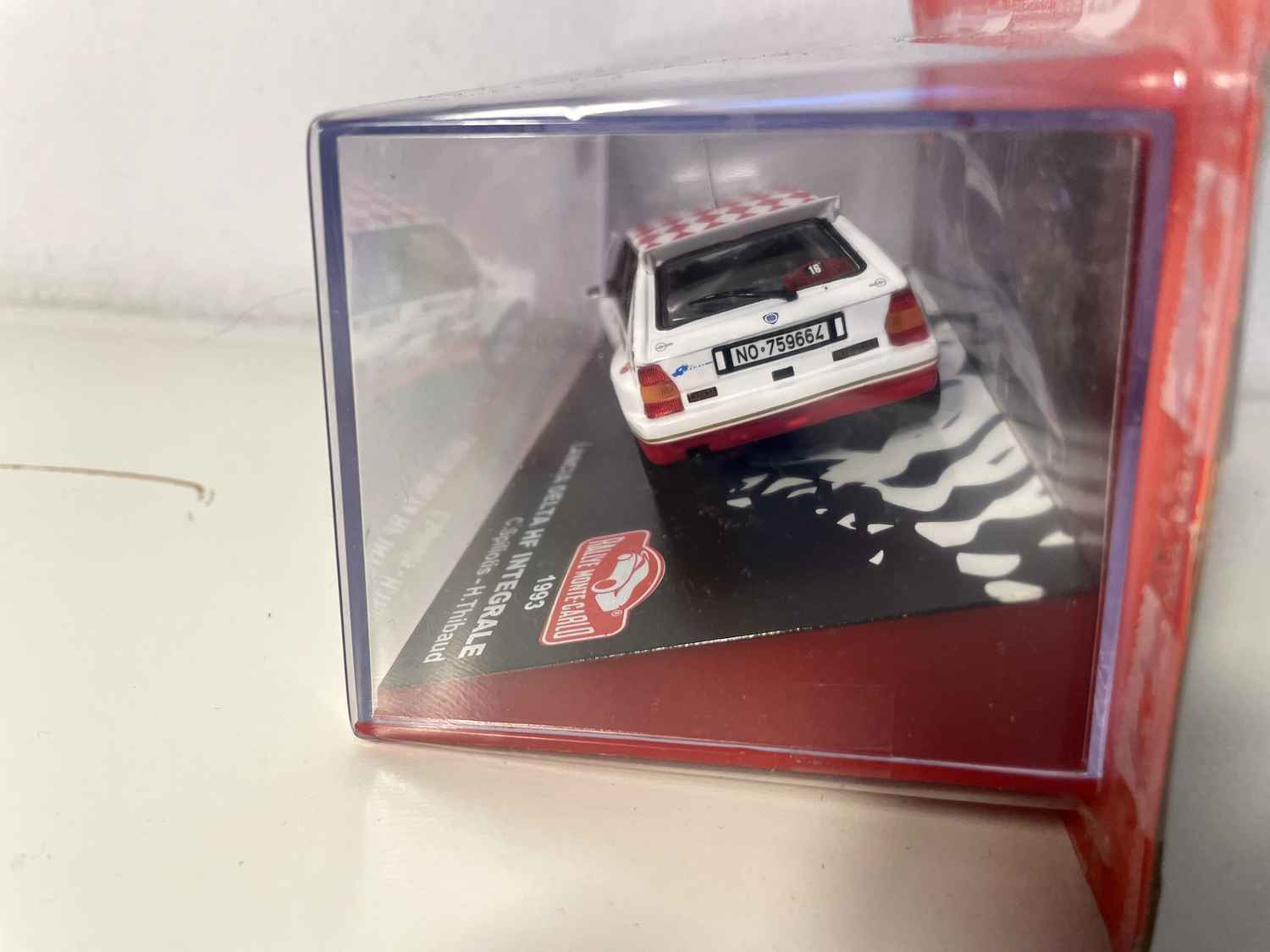 Lancia Delta HF Intégrale blanche et rouge numéro 16 - rallye de Monté-Carlo de 1993