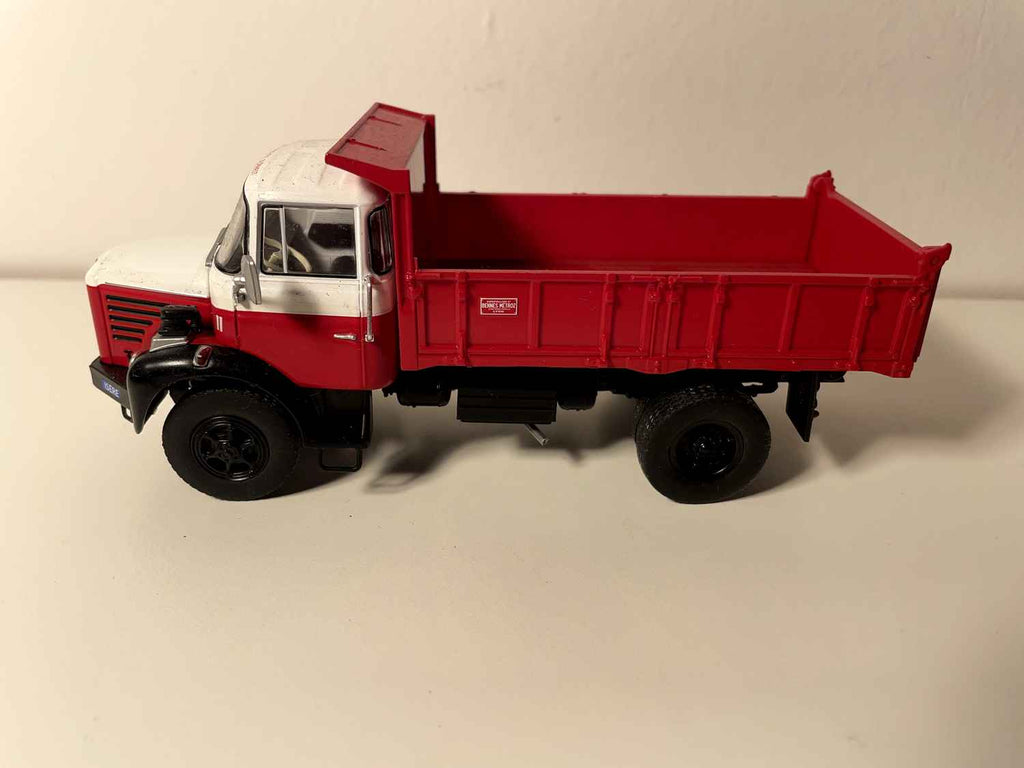 Camion Berliet GLR 8 M3 camion rouge et blanc transport de matériaux de construction