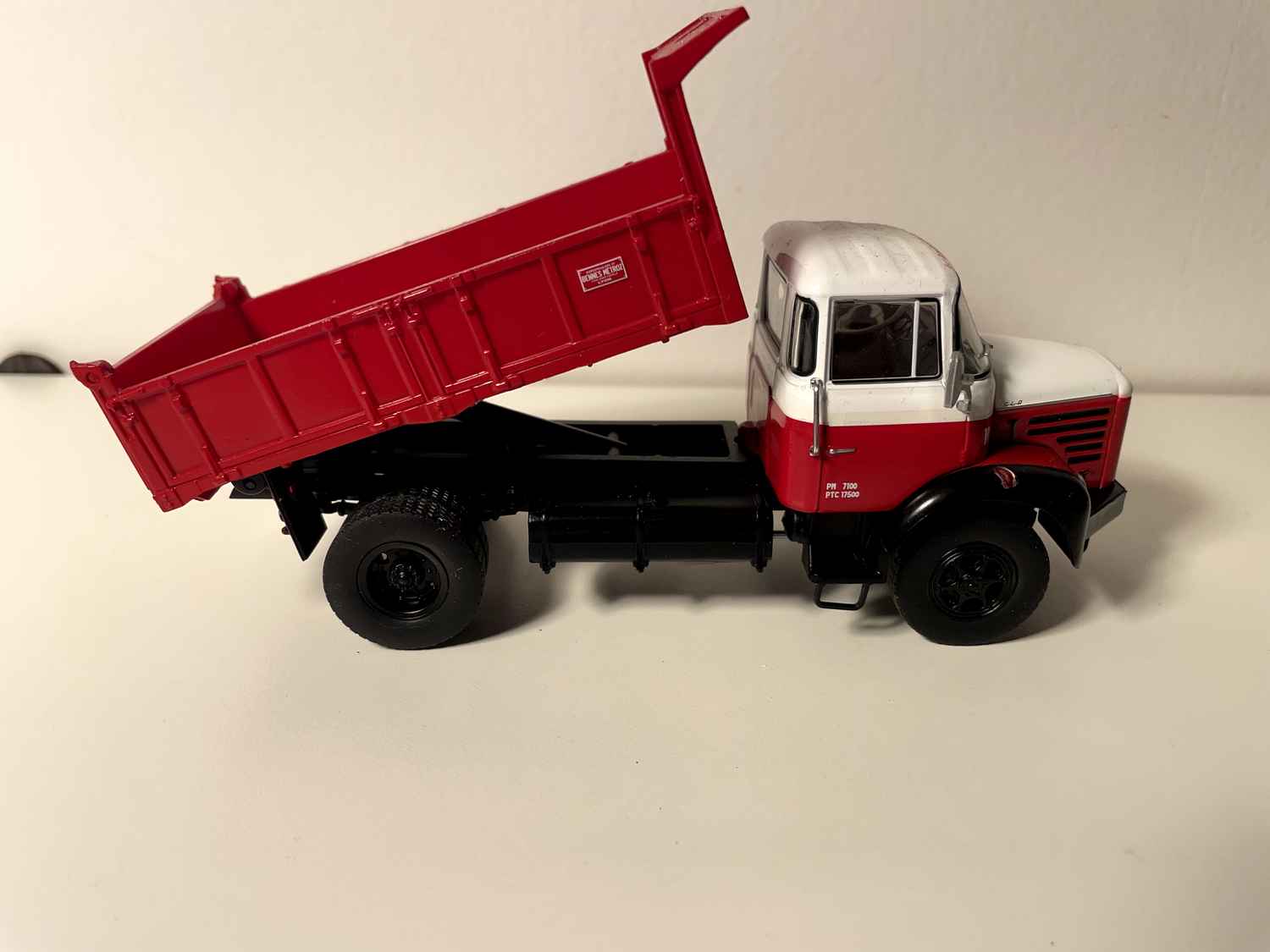 Camion Berliet GLR 8 M3 camion rouge et blanc transport de matériaux de construction
