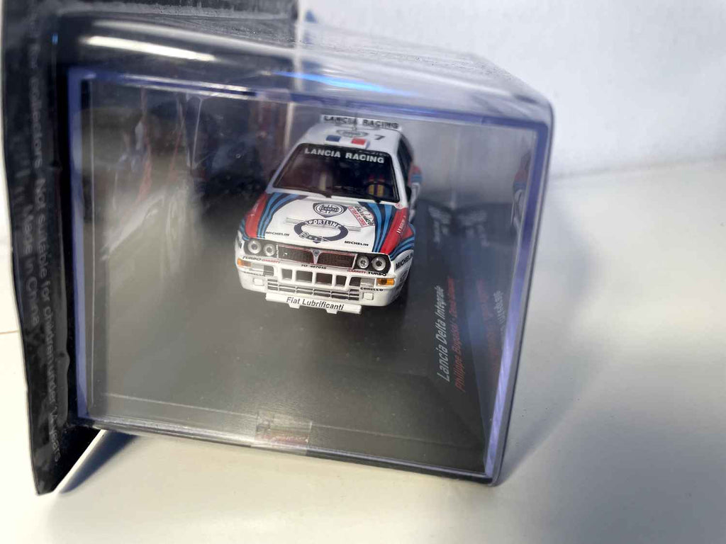 Lancia Delta Intégrale blanche, bleue et rouge numéro 7 - tour de Corse 1992
