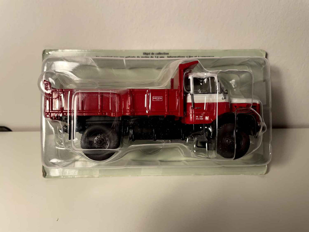 Camion Berliet GLR 8 M3 camion rouge et blanc transport de matériaux de construction
