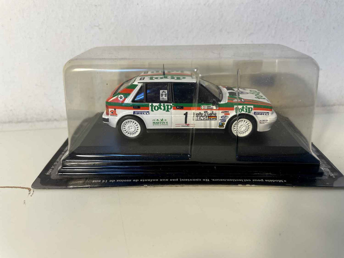 Lancia Delta HF 4WD blanche, rouge et verte numéro 1 - rallye Della Lana (Italie) de 1987