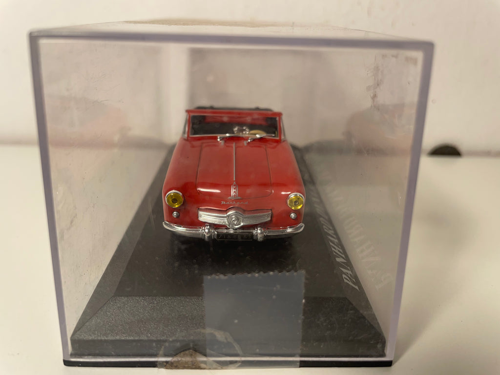 Panhard Dyna Junior rouge de 1954
