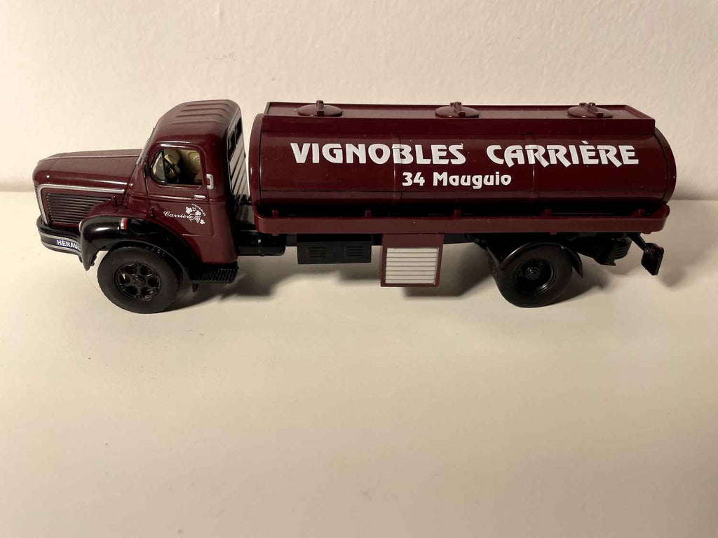 Cysterna Berliet GLM 10B cysterna winnań Carrière (34 Mauguio) - Kolekcja Hachette