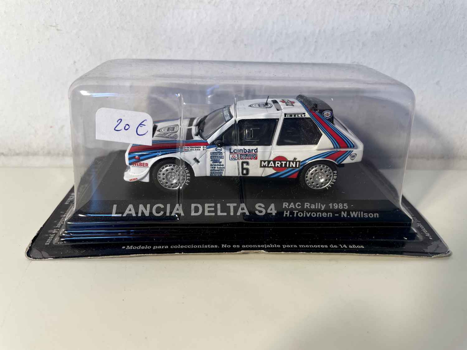 Lancia Delta S4 blanche, bleue et rouge numéro 6 - RAC Rally de 1985 (Grande-Bretagne)