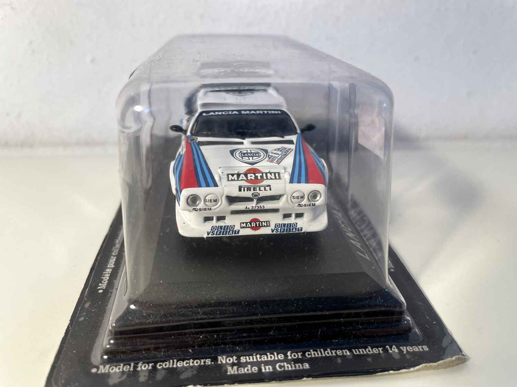 Lancia Delta S4 blanche, bleue et rouge numéro 6 - RAC Rally de 1985 (Grande-Bretagne)