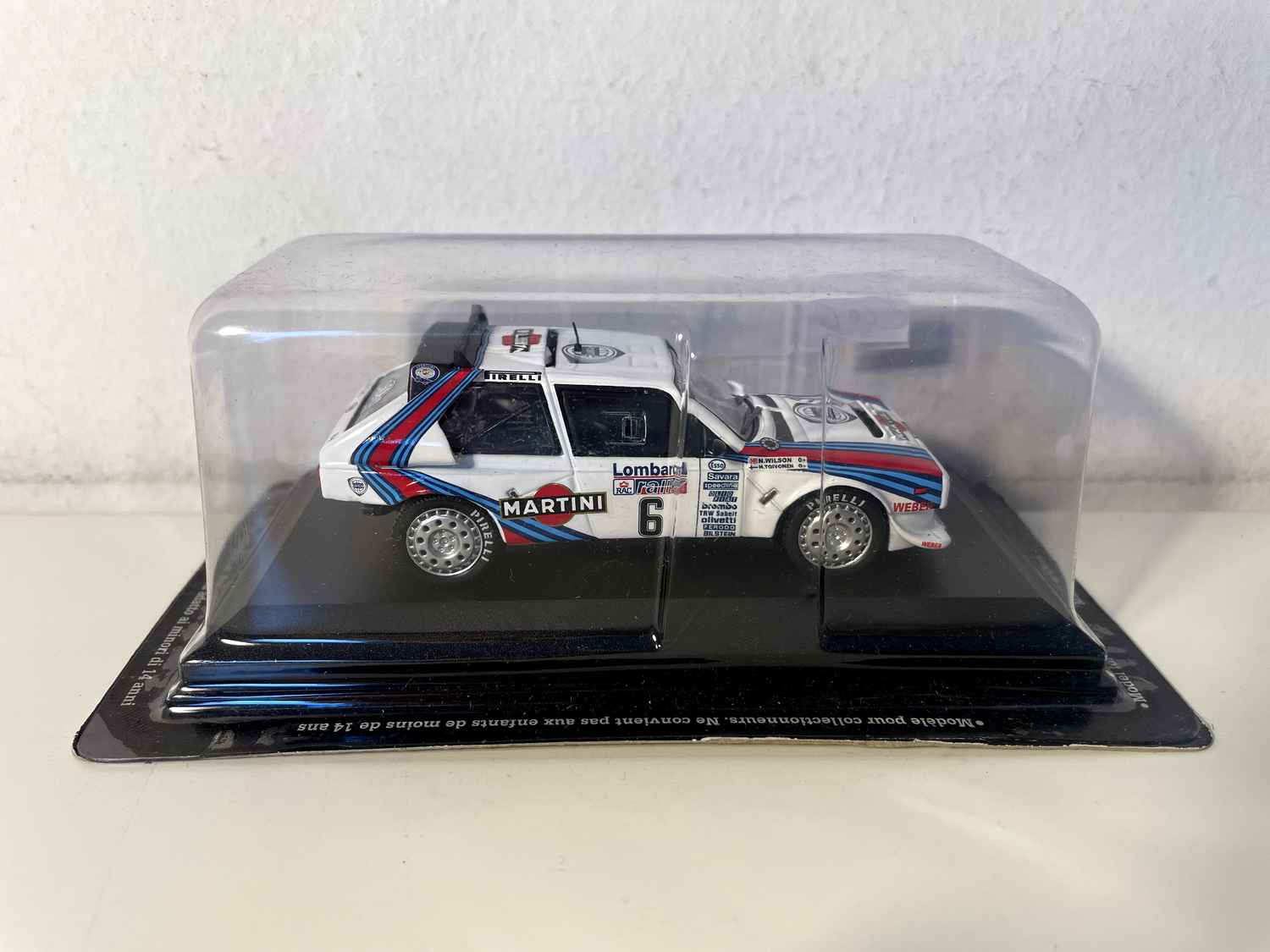 Lancia Delta S4 blanche, bleue et rouge numéro 6 - RAC Rally de 1985 (Grande-Bretagne)
