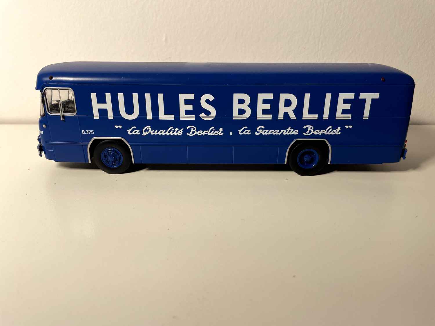 Camion Berliet PLK 8 bleu Huiles BERLIET (avec blister et avec carton)