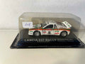 Weißer, orangefarbener und grüner Lancia 037 Rally Nummer 18 – Rallye San Remo 1983