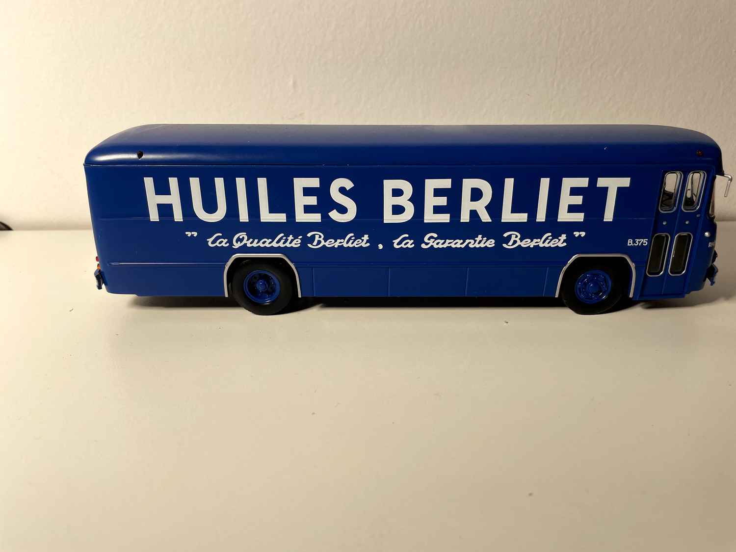 Camion Berliet PLK 8 bleu Huiles BERLIET (avec blister et avec carton)