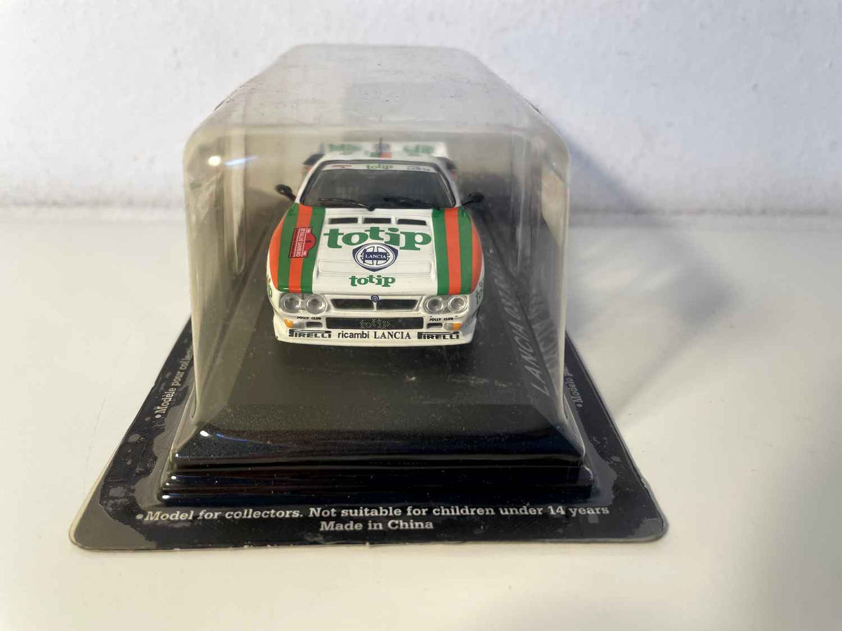 Weißer, orangefarbener und grüner Lancia 037 Rally Nummer 18 – Rallye San Remo 1983