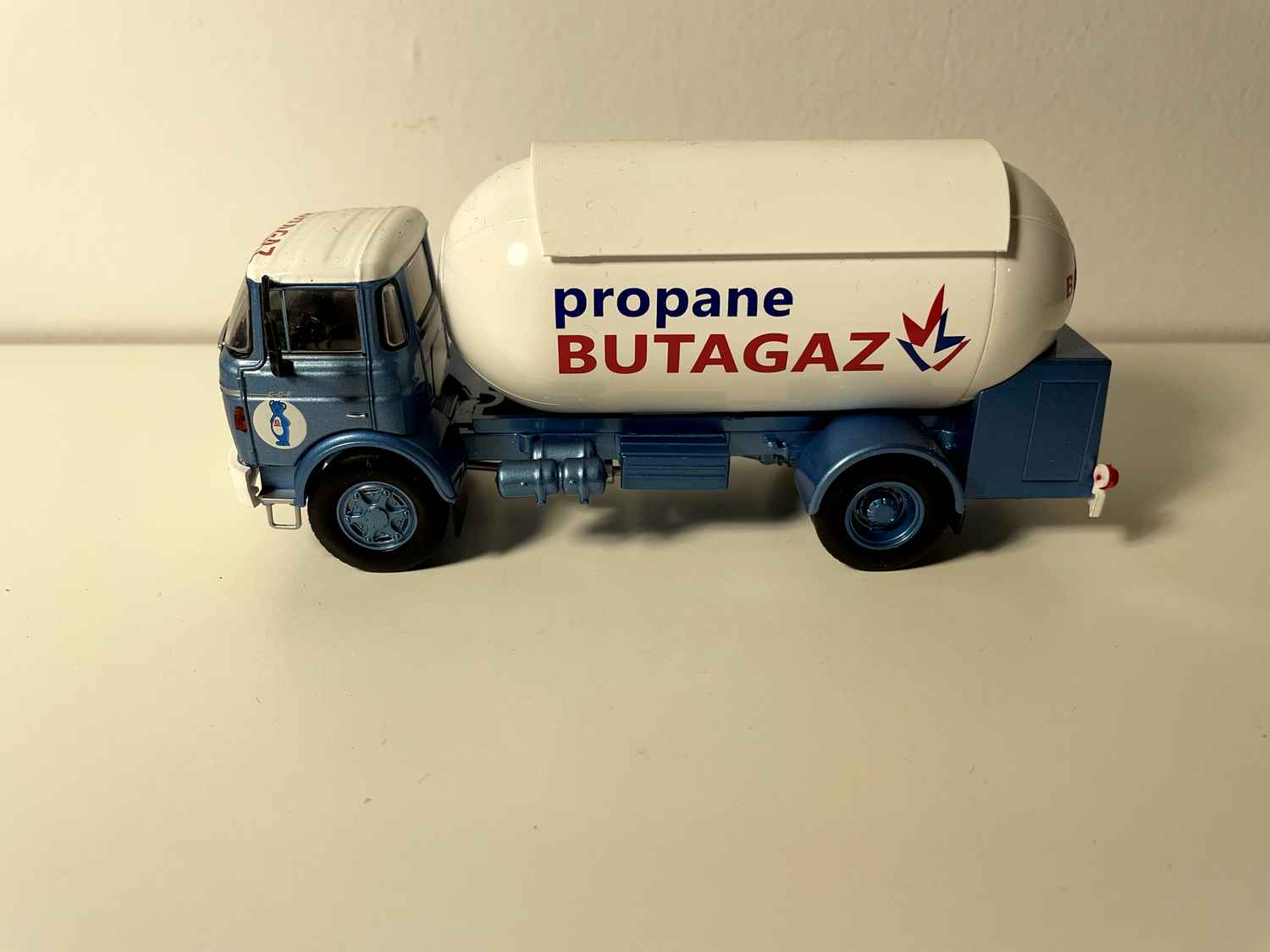 Camion citerne Berliet GCK 160 B bleu et blanc citer gazière Propane - Butagaz