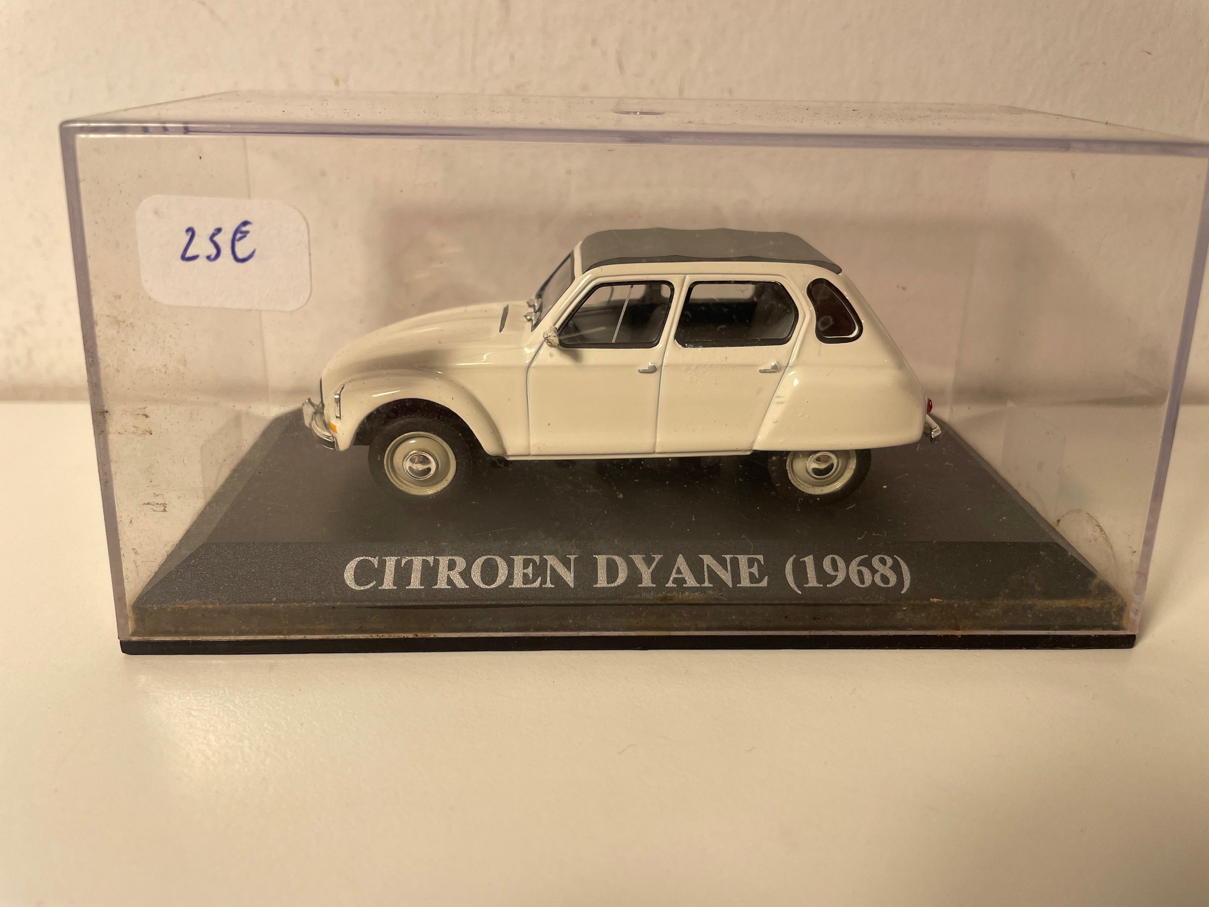 Citroën Dyane blanche et toit gris de 1968