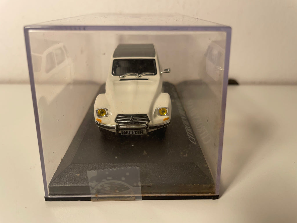 Citroën Dyane blanche et toit gris de 1968