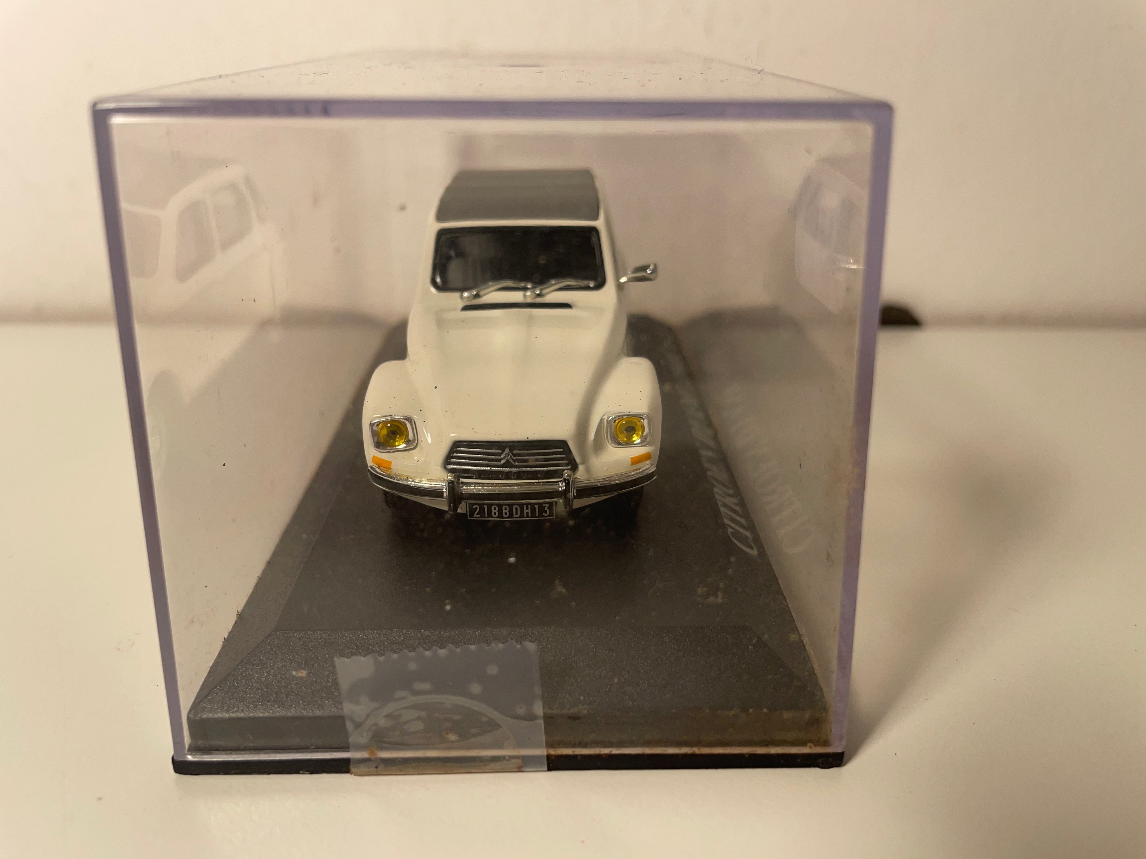 Citroën Dyane blanche et toit gris de 1968