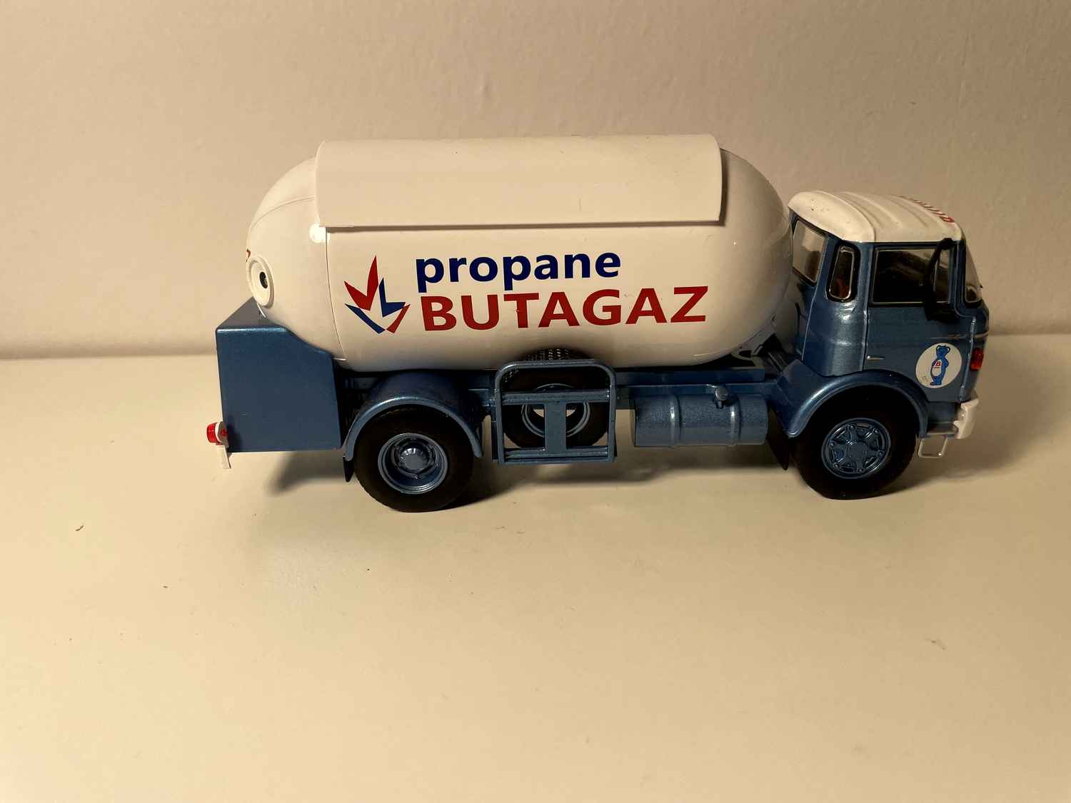 Camion citerne Berliet GCK 160 B bleu et blanc citer gazière Propane - Butagaz