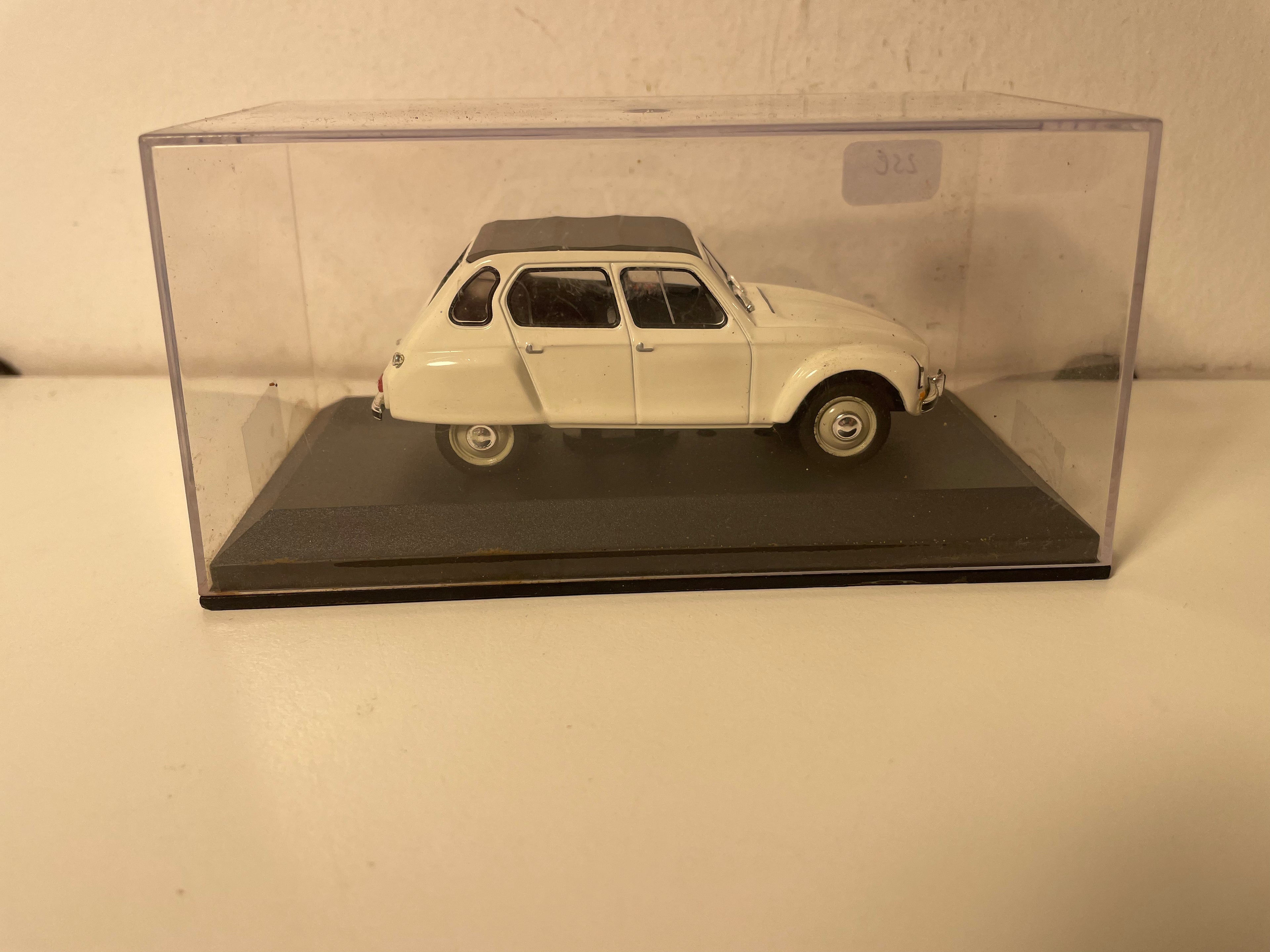 Citroën Dyane blanche et toit gris de 1968