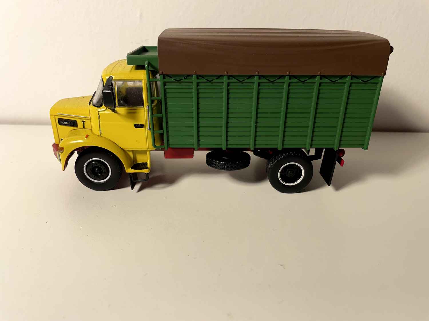 Camión Berliet GL 900 cabina amarilla, caja verde y lona marrón