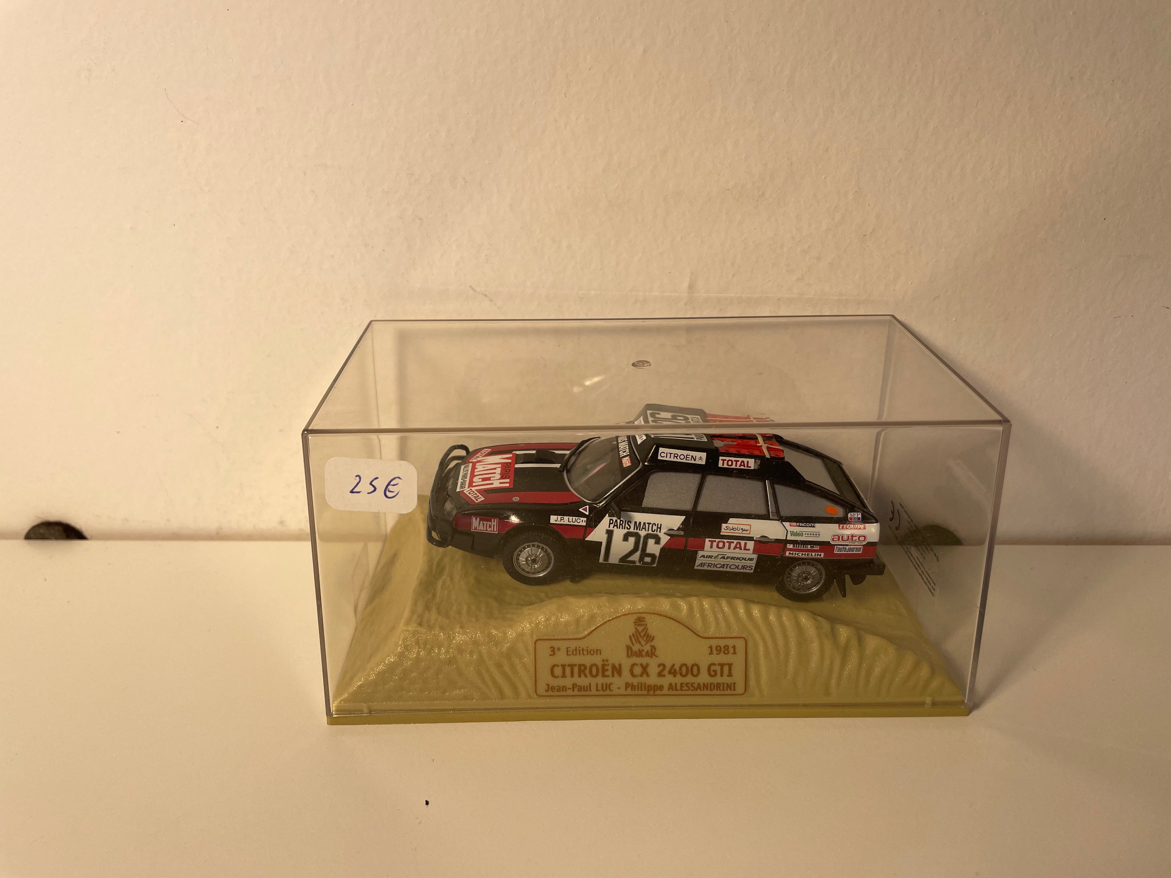 Citroën CX 2400 GTI noire, rouge et blanche numéro 126 (Paris-Dakar de 1981)
