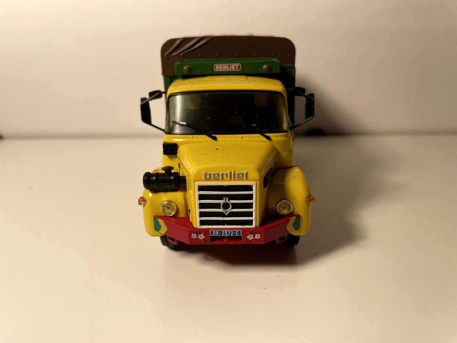 Camión Berliet GL 900 cabina amarilla, caja verde y lona marrón