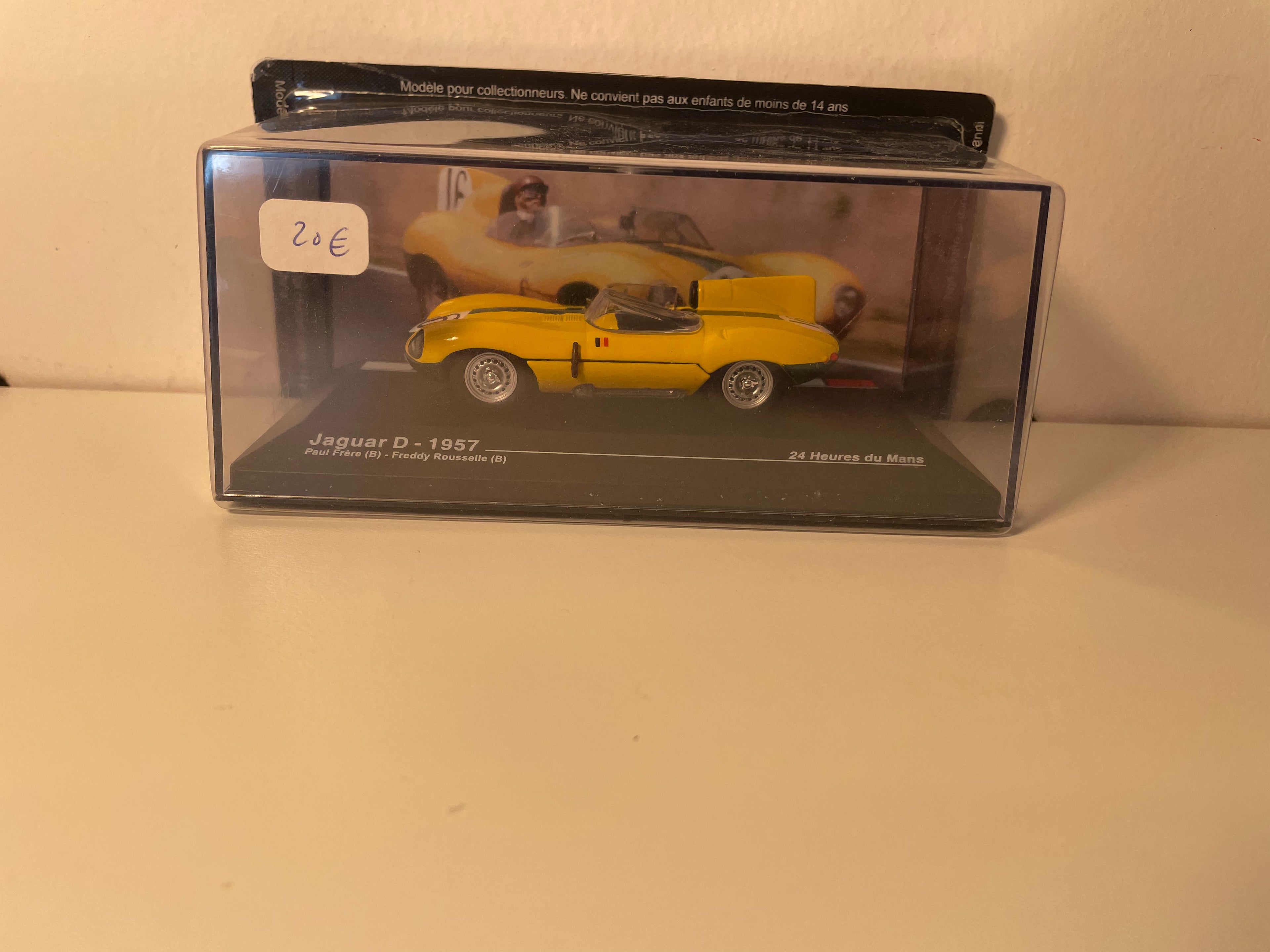 Jaguar D geel nummer 16 - 24 uur van Le Mans 1957