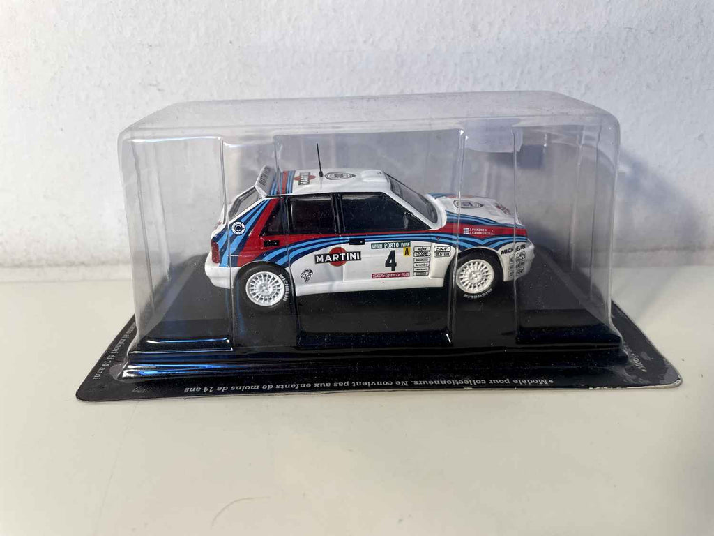 Lancia Delta Intégrale blanche, bleue et rouge numéro 4 - rallye du Portugal de 1992