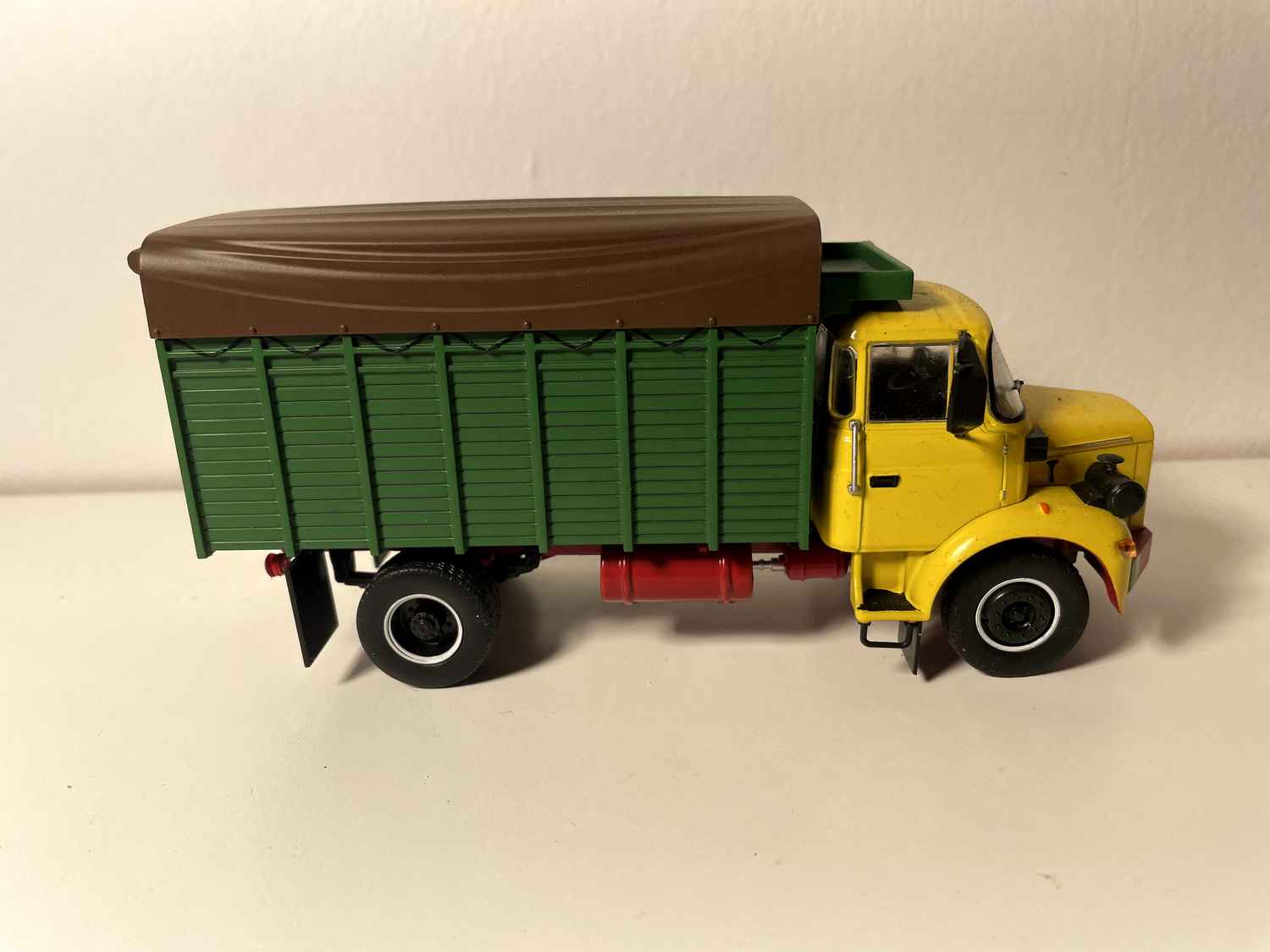 Camión Berliet GL 900 cabina amarilla, caja verde y lona marrón