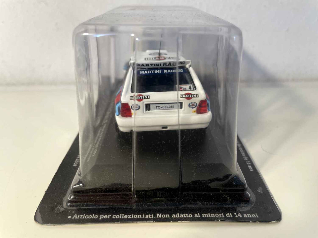 Lancia Delta Intégrale blanche, bleue et rouge numéro 4 - rallye du Portugal de 1992