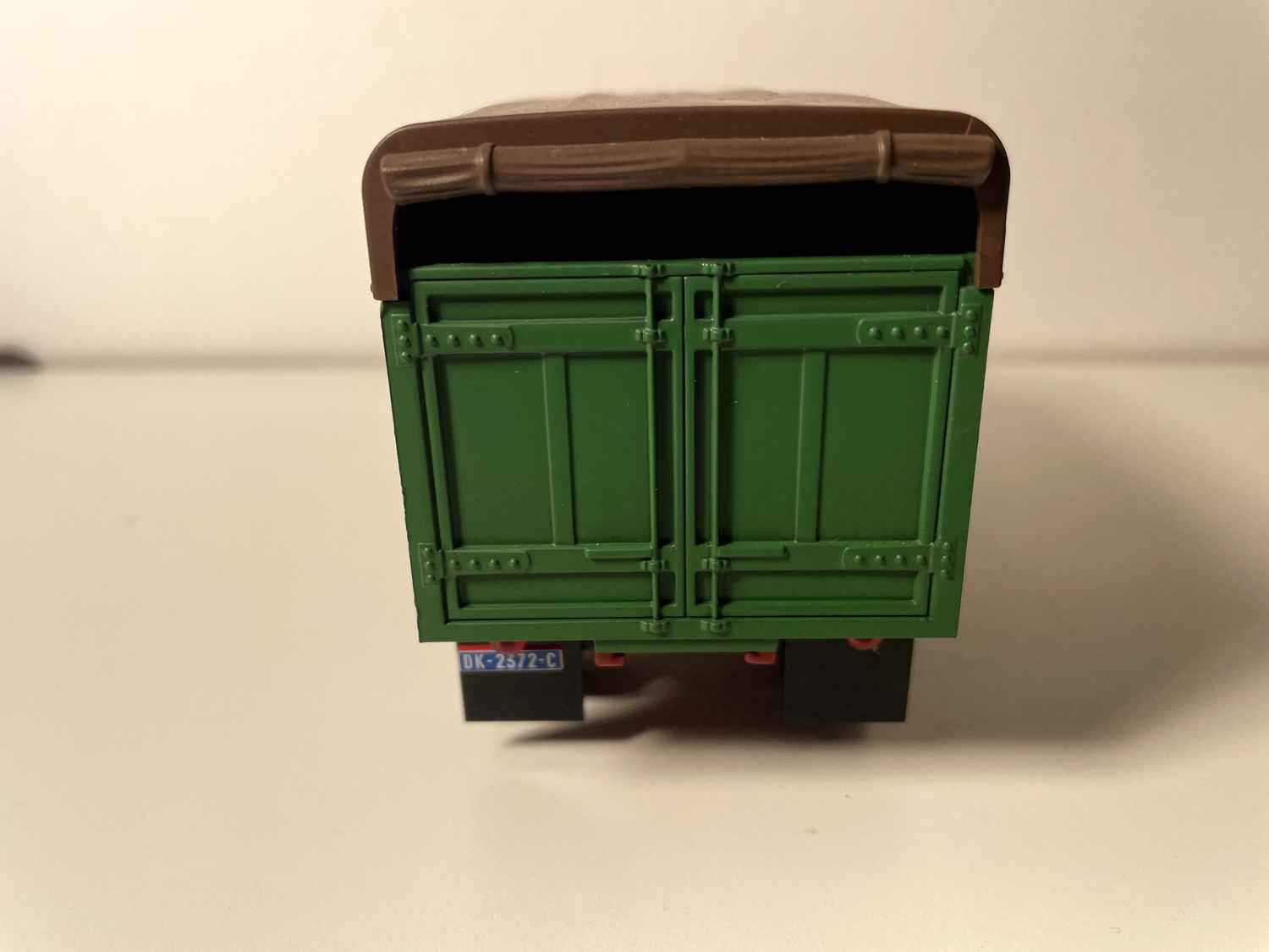 Camión Berliet GL 900 cabina amarilla, caja verde y lona marrón