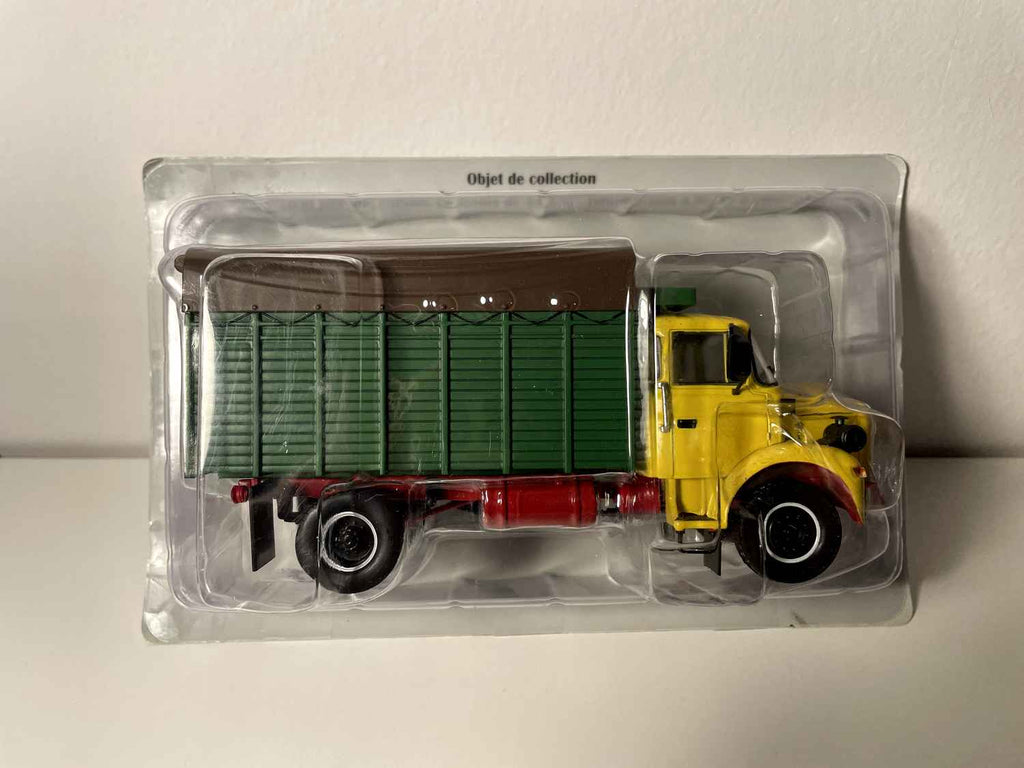 Ciężarówka Berliet GL 900, żółta kabina, zielona skrzynia i brązowy plandeka