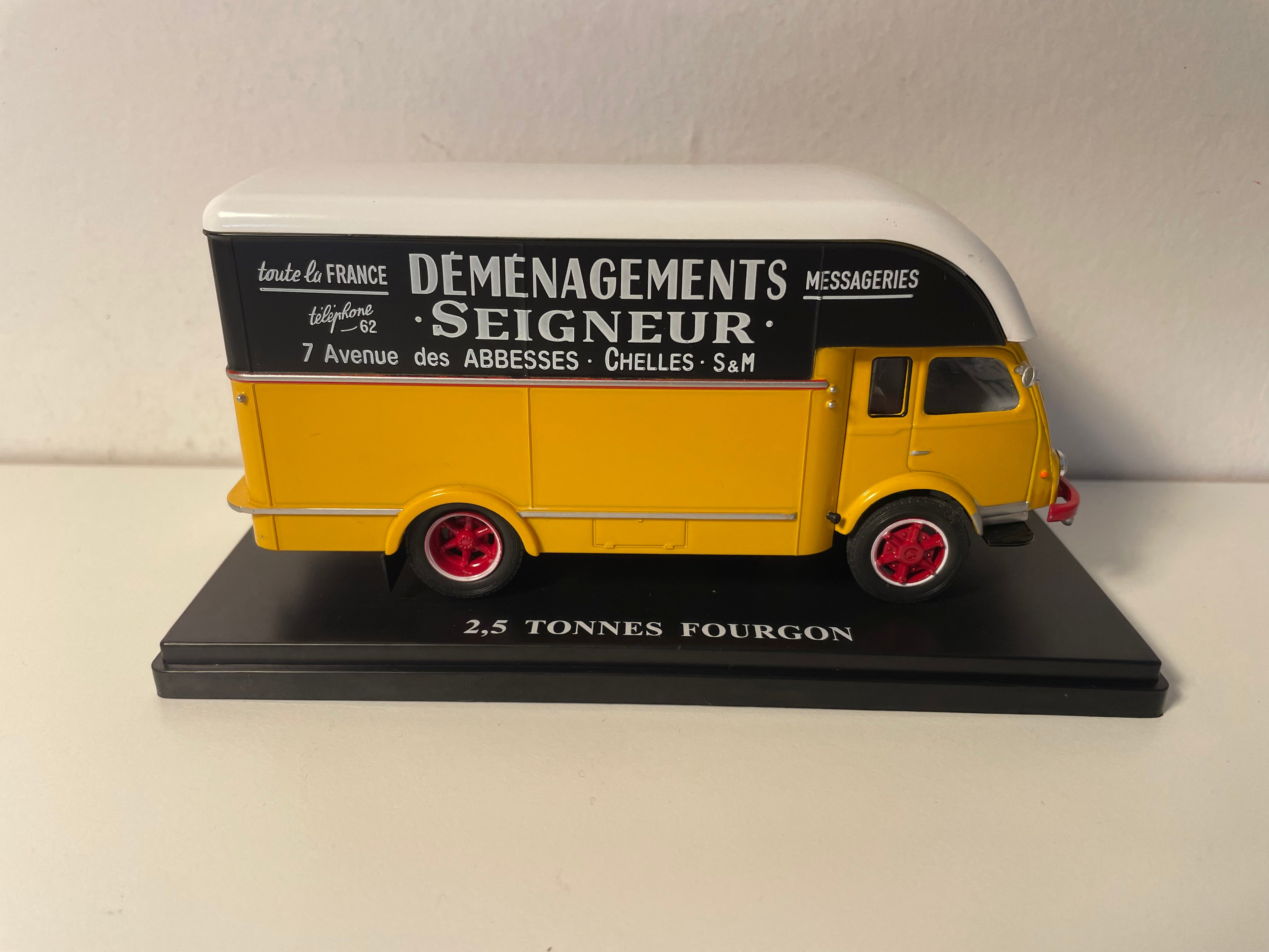 Renault 2,5 Tonnen giel a schwaarz Transporter (Transporter SEIGNEUR zu Chelles (77))