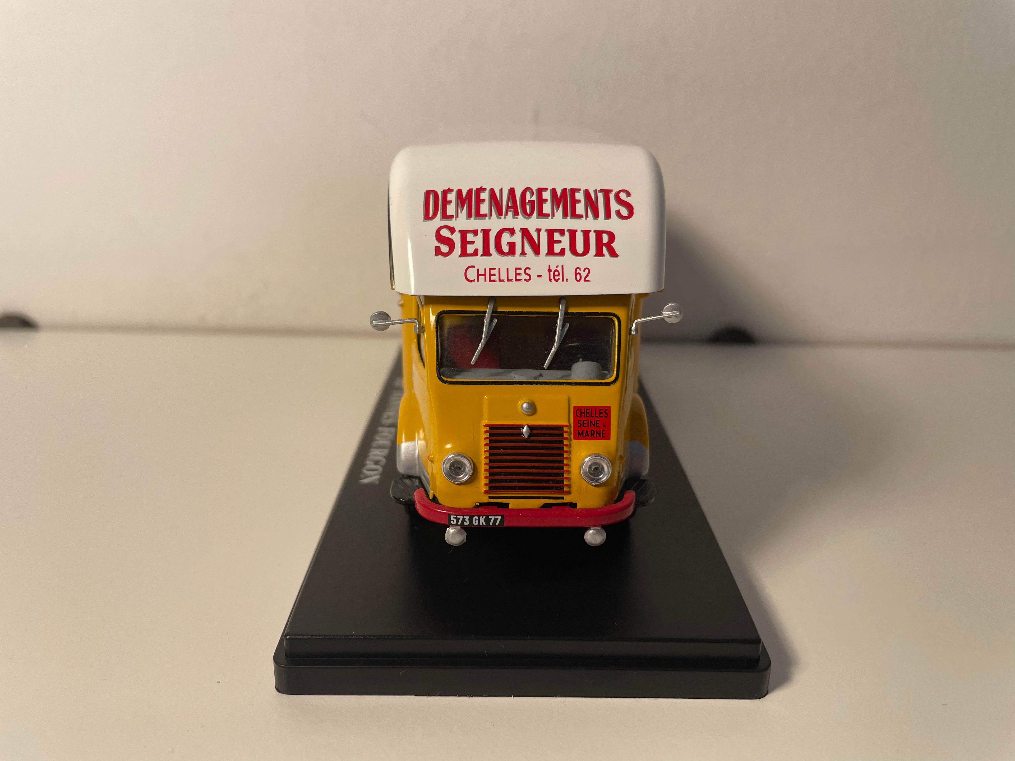 Renault 2,5 Tonnen giel a schwaarz Transporter (Transporter SEIGNEUR zu Chelles (77))