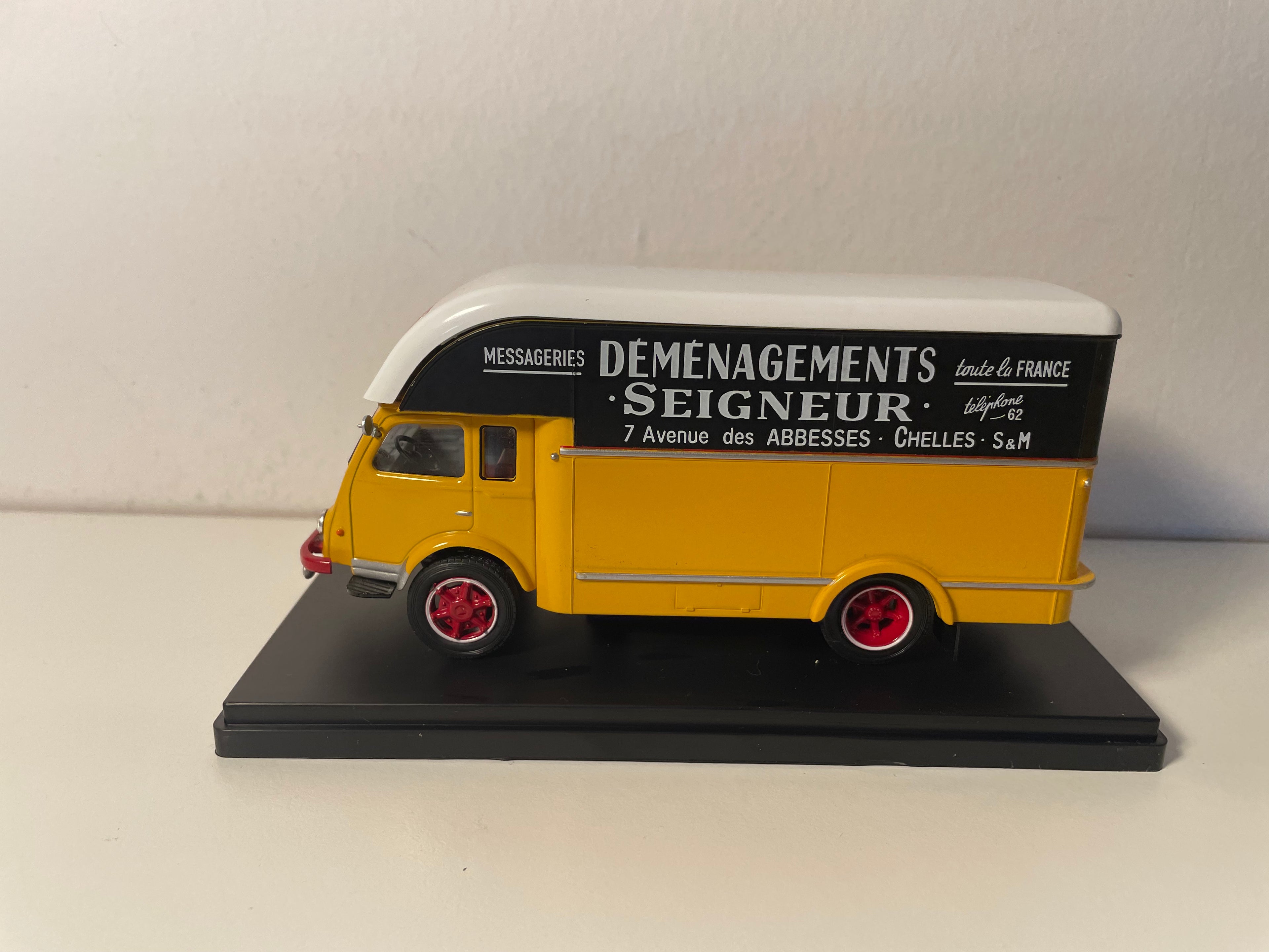 Renault 2,5 Tonnen giel a schwaarz Transporter (Transporter SEIGNEUR zu Chelles (77))
