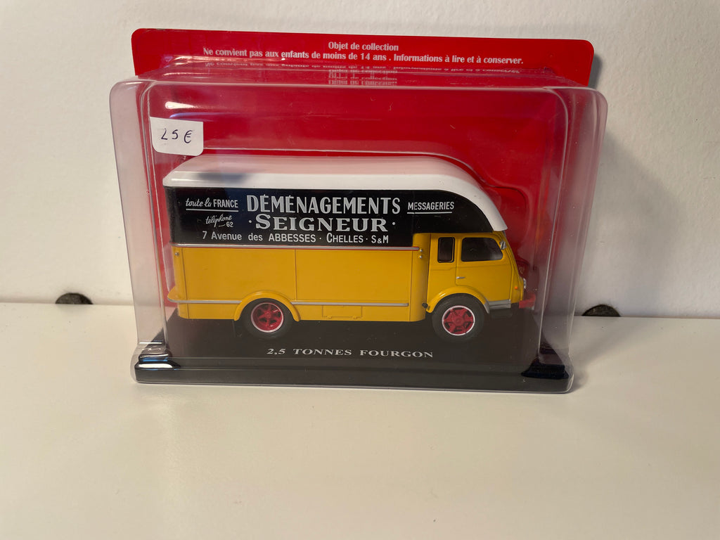 Renault 2,5 Tonnen giel a schwaarz Transporter (Transporter SEIGNEUR zu Chelles (77))