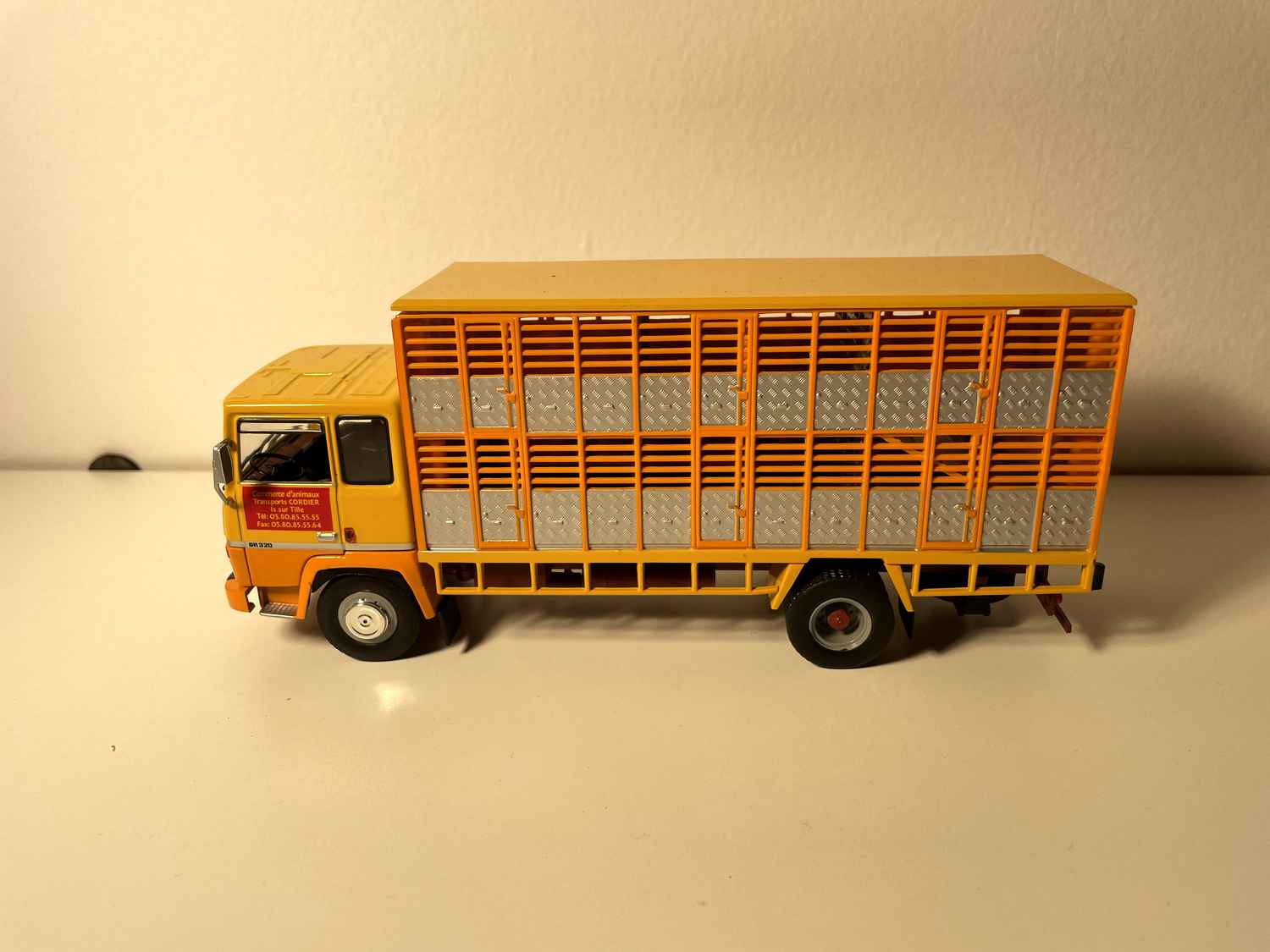 Camion Berliet GR 320 jaune - bétaillère moutonnière