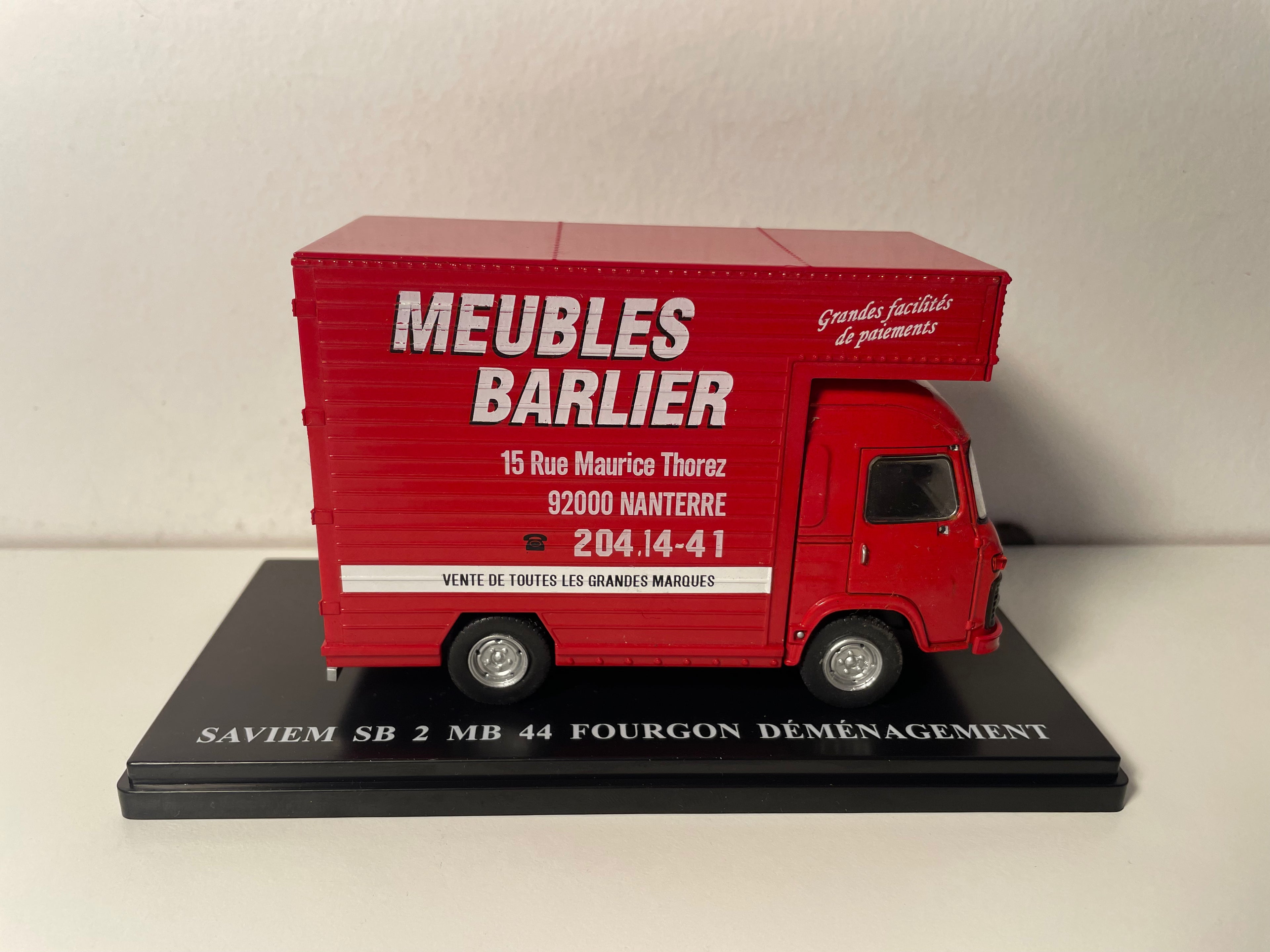 Renault Saviem SB 2 MB 44 furgão vermelho de mudanças (Mudanças Meubles BERLIER em Nanterre (92)) - espelhos em falta