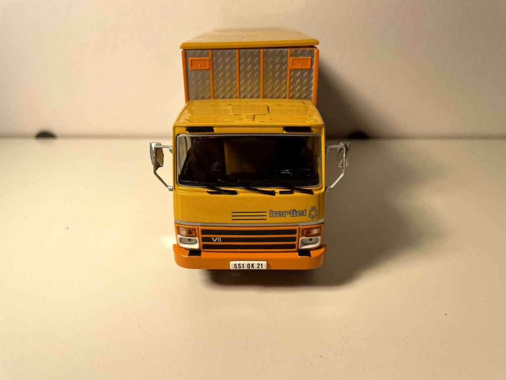 Camion Berliet GR 320 jaune - bétaillère moutonnière