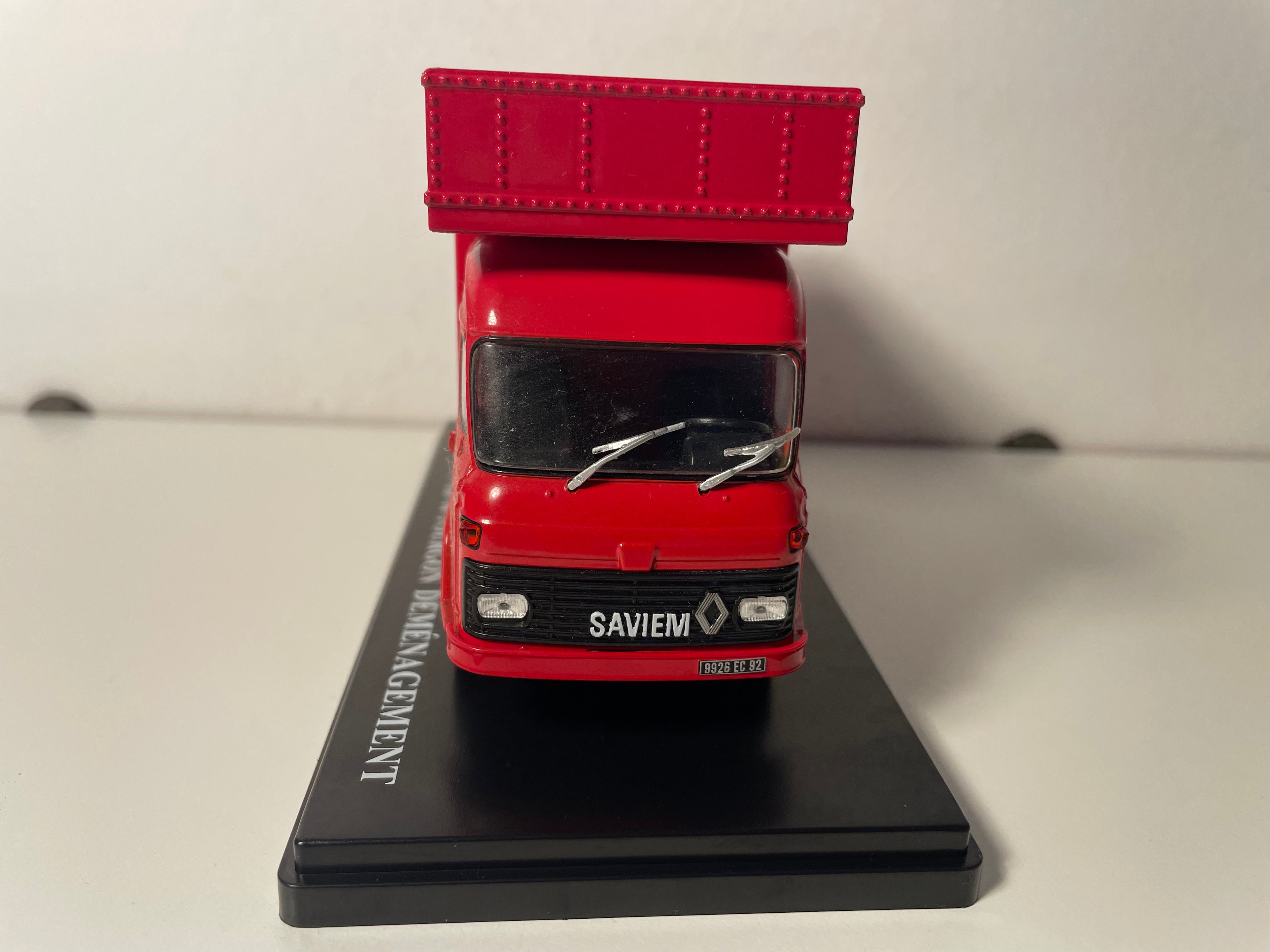 Renault Saviem SB 2 MB 44 furgão vermelho de mudanças (Mudanças Meubles BERLIER em Nanterre (92)) - espelhos em falta